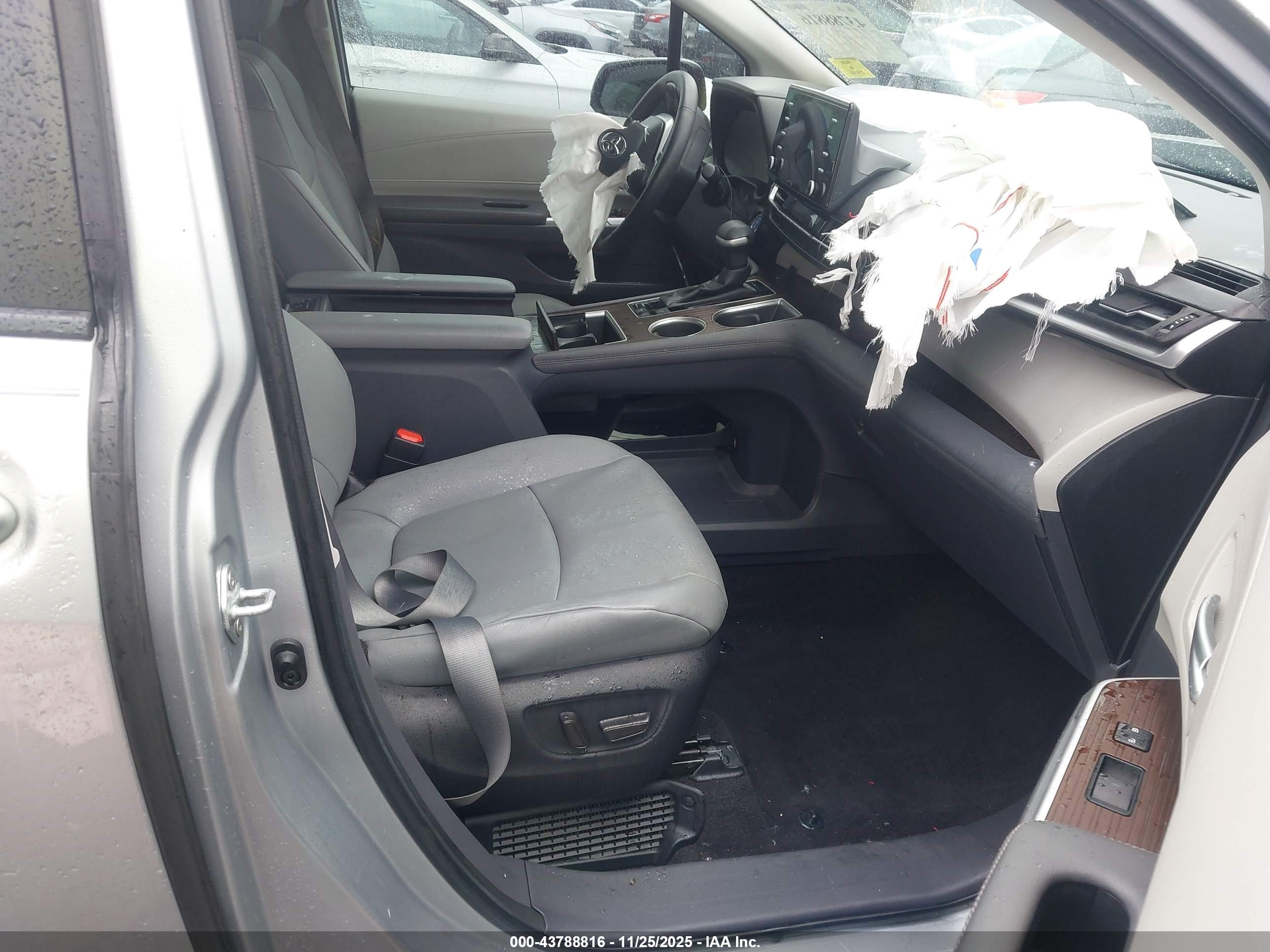 TOYOTA SIENNA image 5