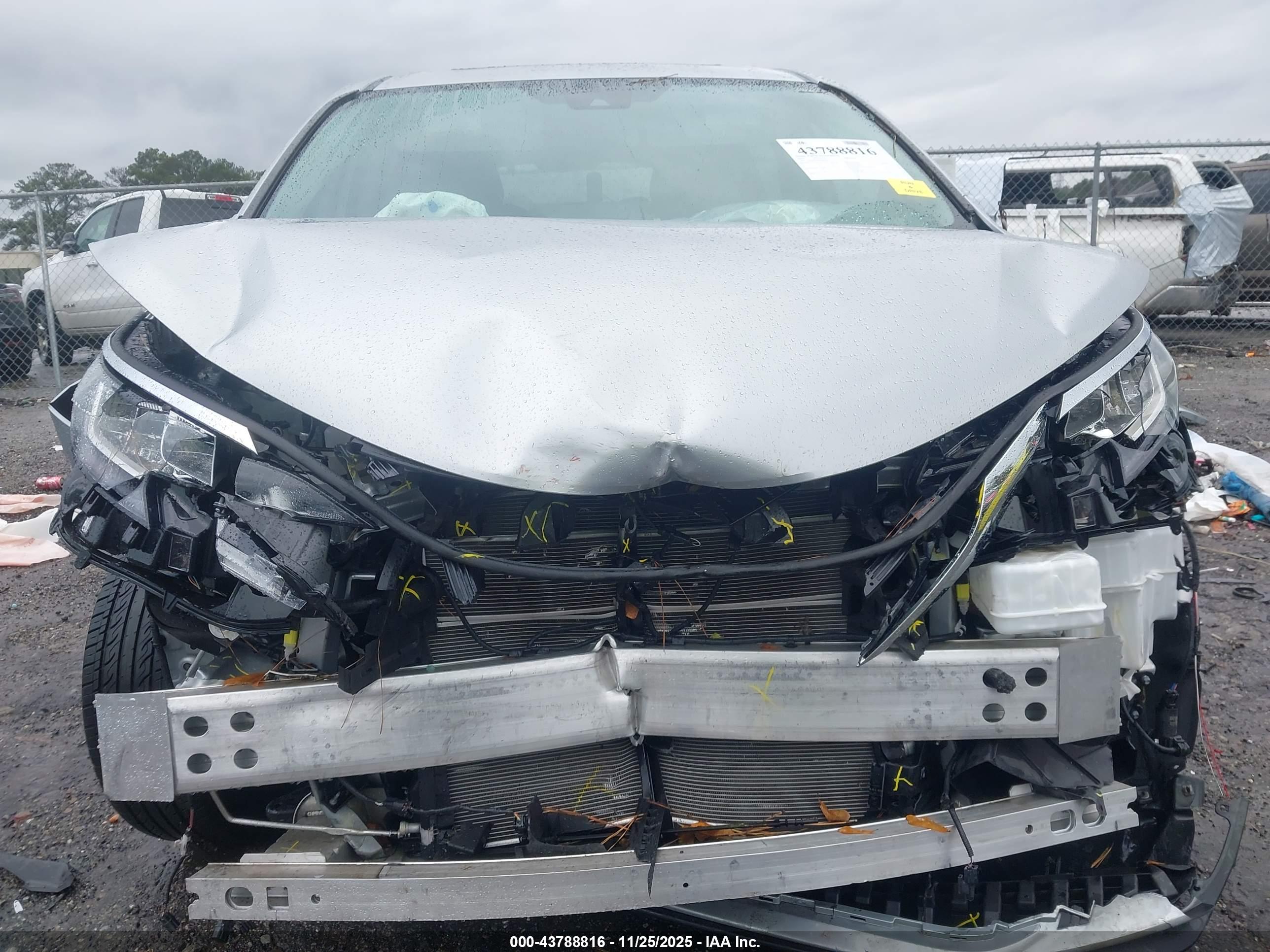 TOYOTA SIENNA image 6
