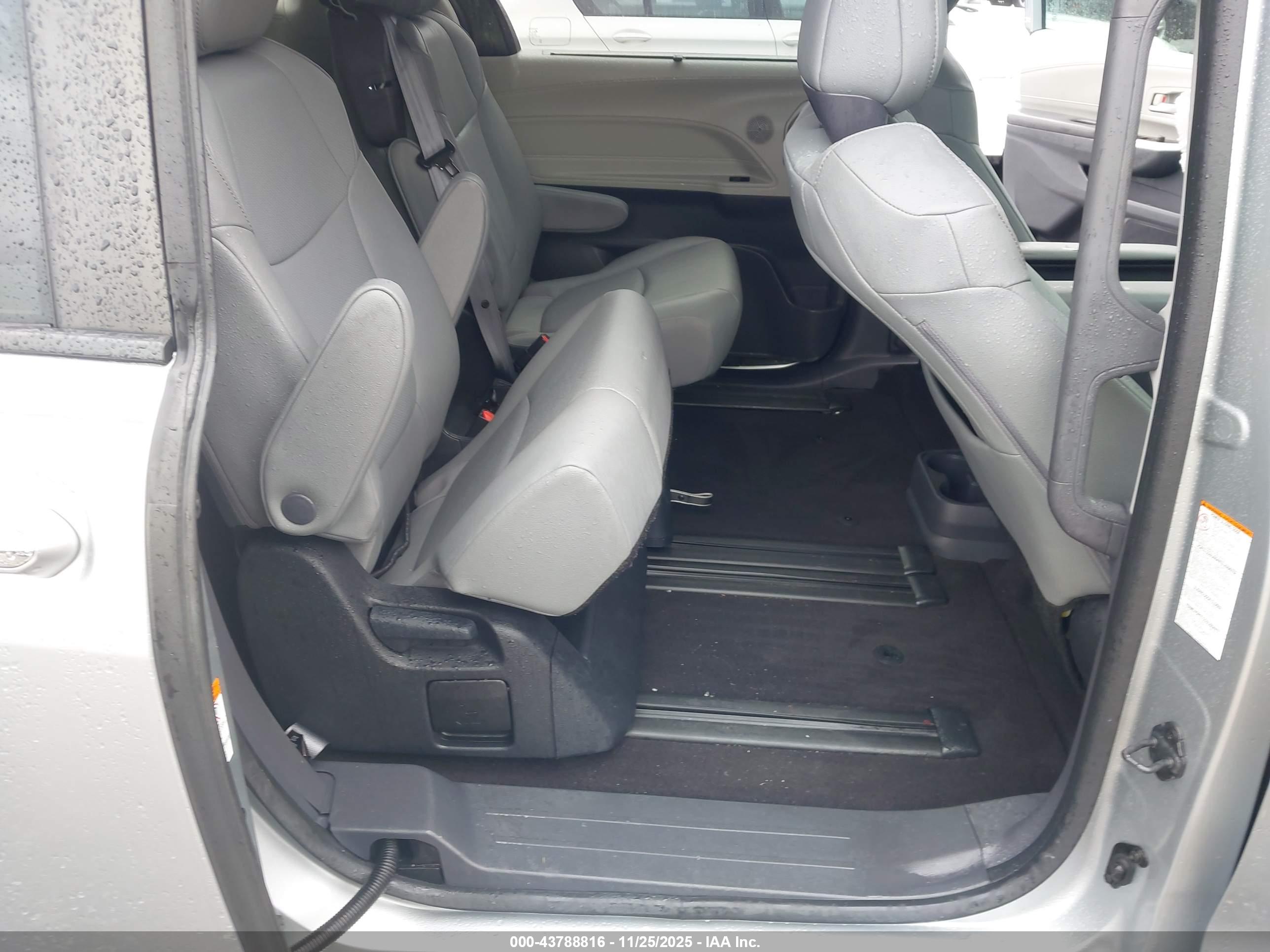 TOYOTA SIENNA image 8