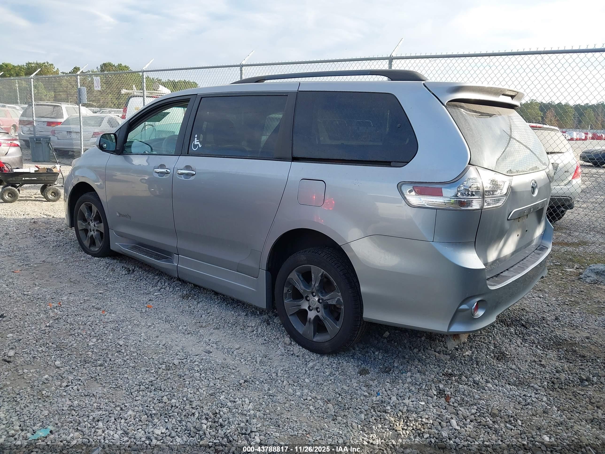 TOYOTA SIENNA image 3