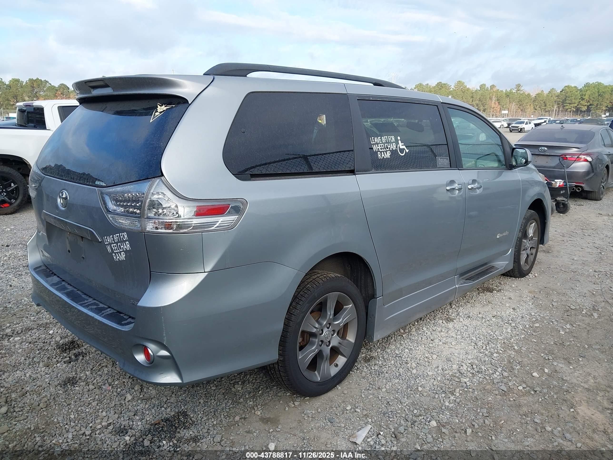 TOYOTA SIENNA image 4