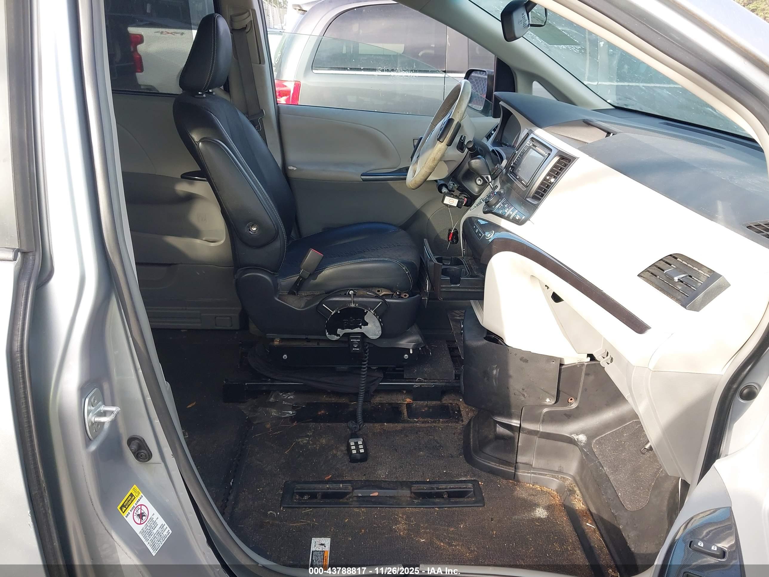 TOYOTA SIENNA image 5