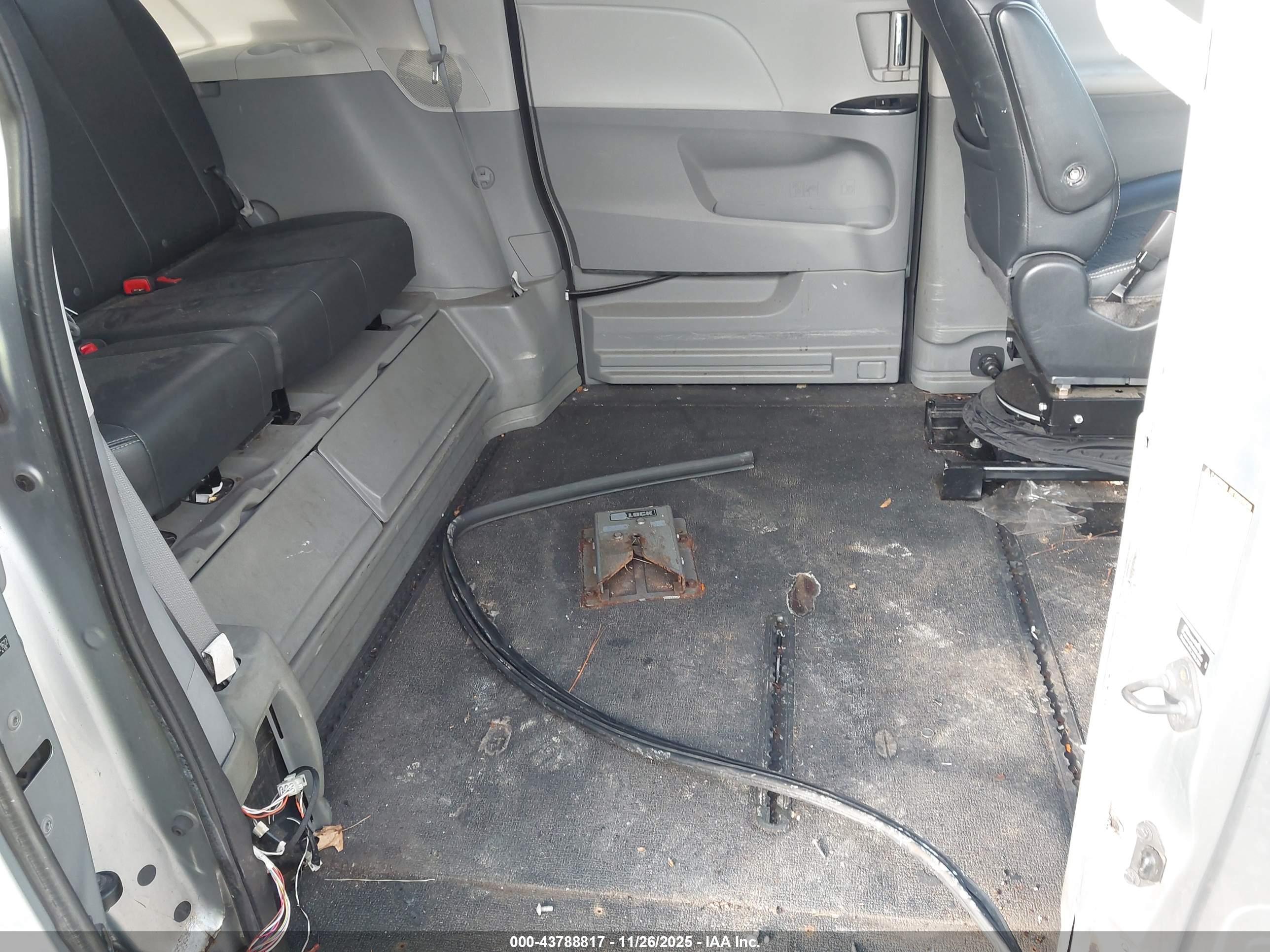 TOYOTA SIENNA image 8