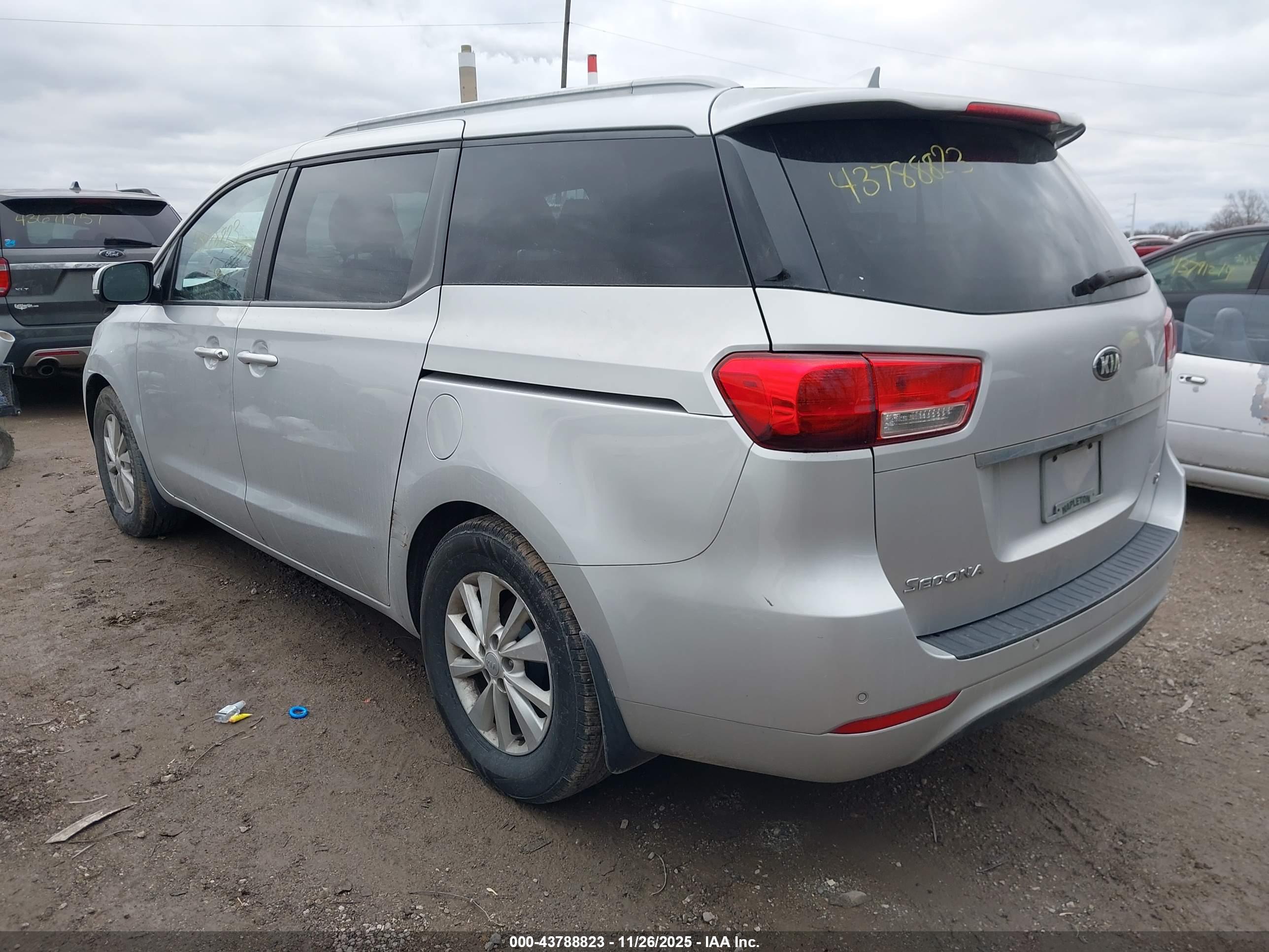 KIA SEDONA image 3