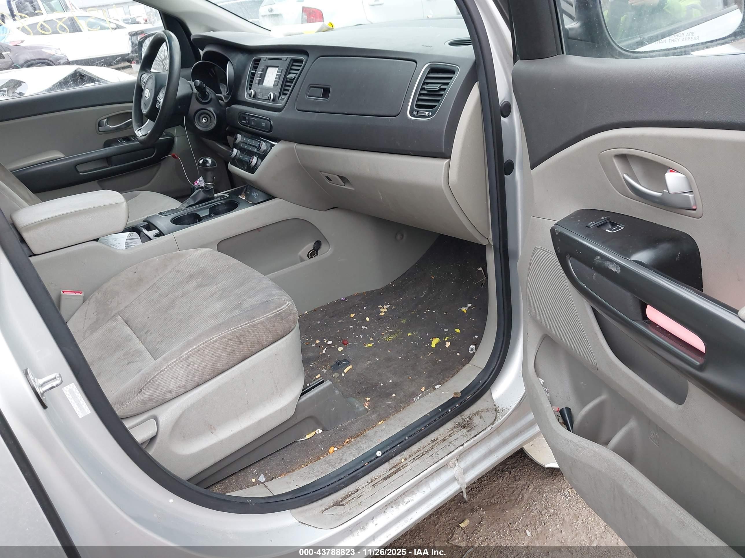 KIA SEDONA image 5