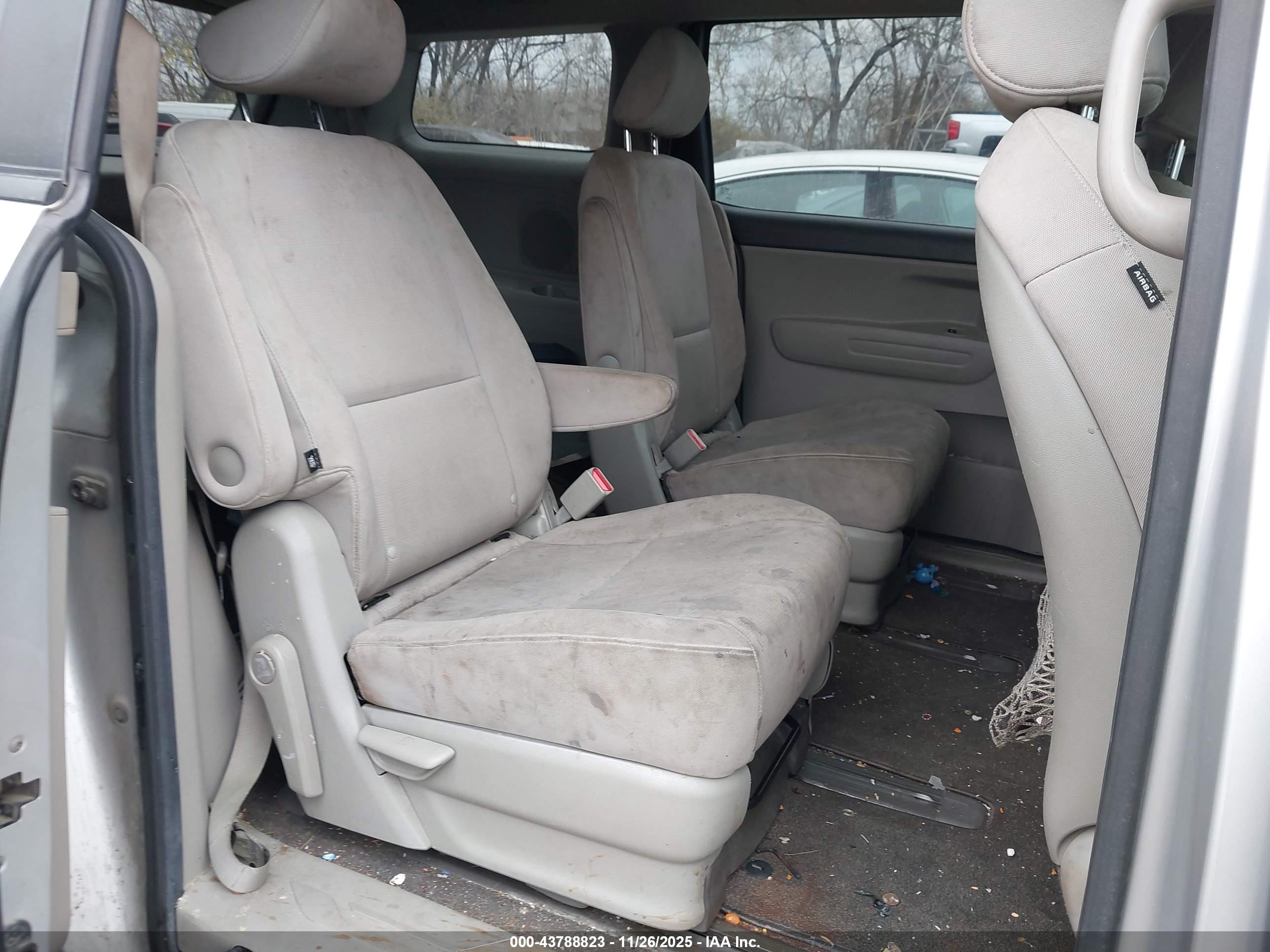 KIA SEDONA image 8