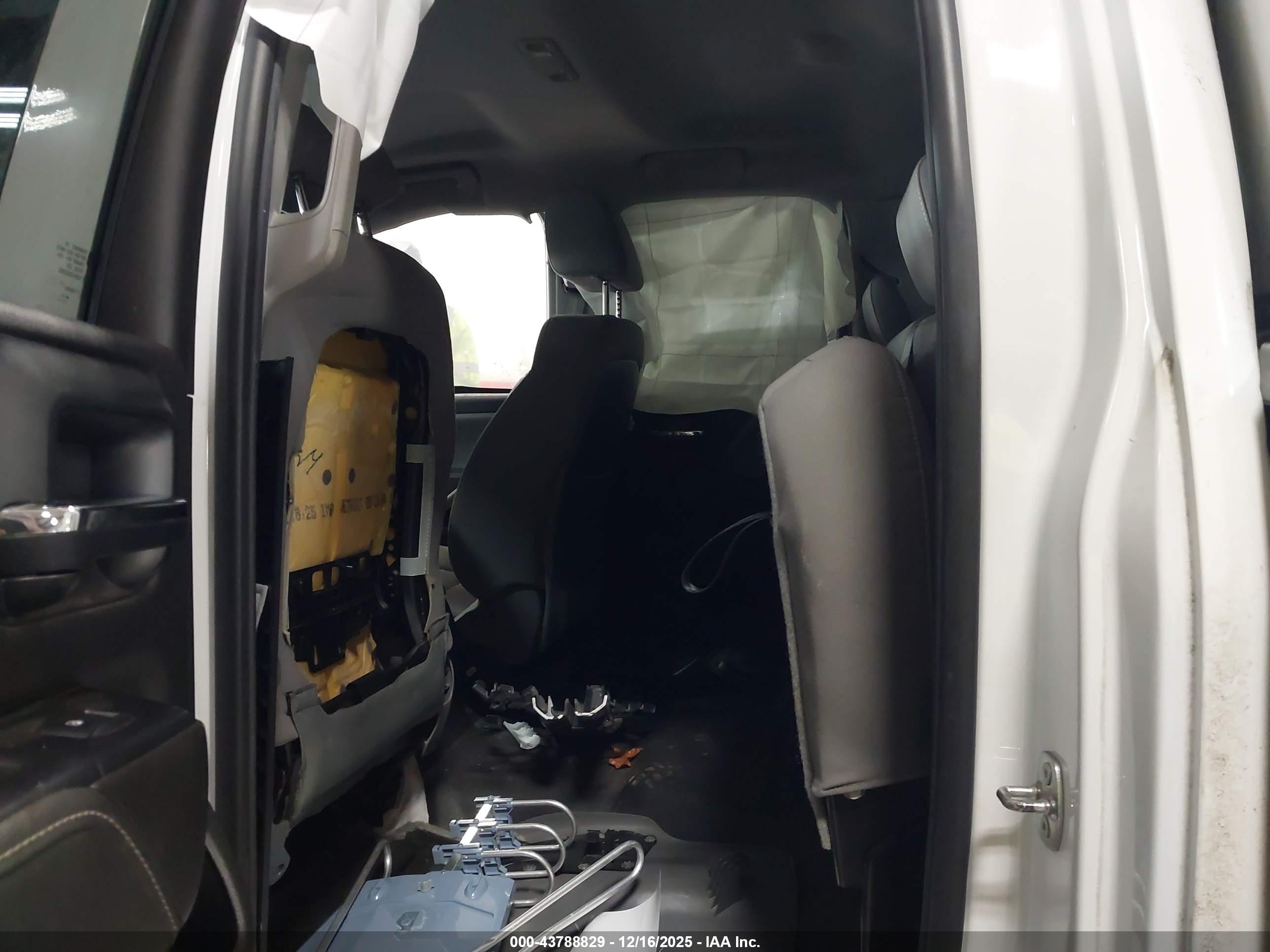 CHEVROLET SILVERADO image 8