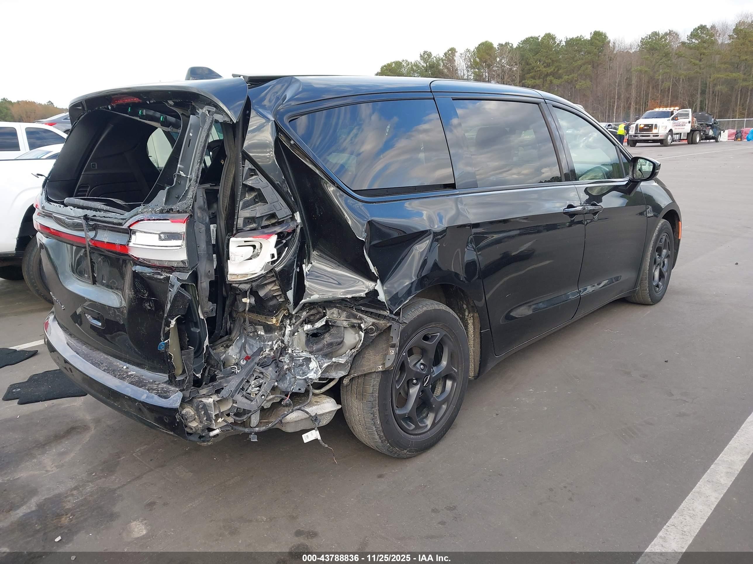 CHRYSLER PACIFICA image 4