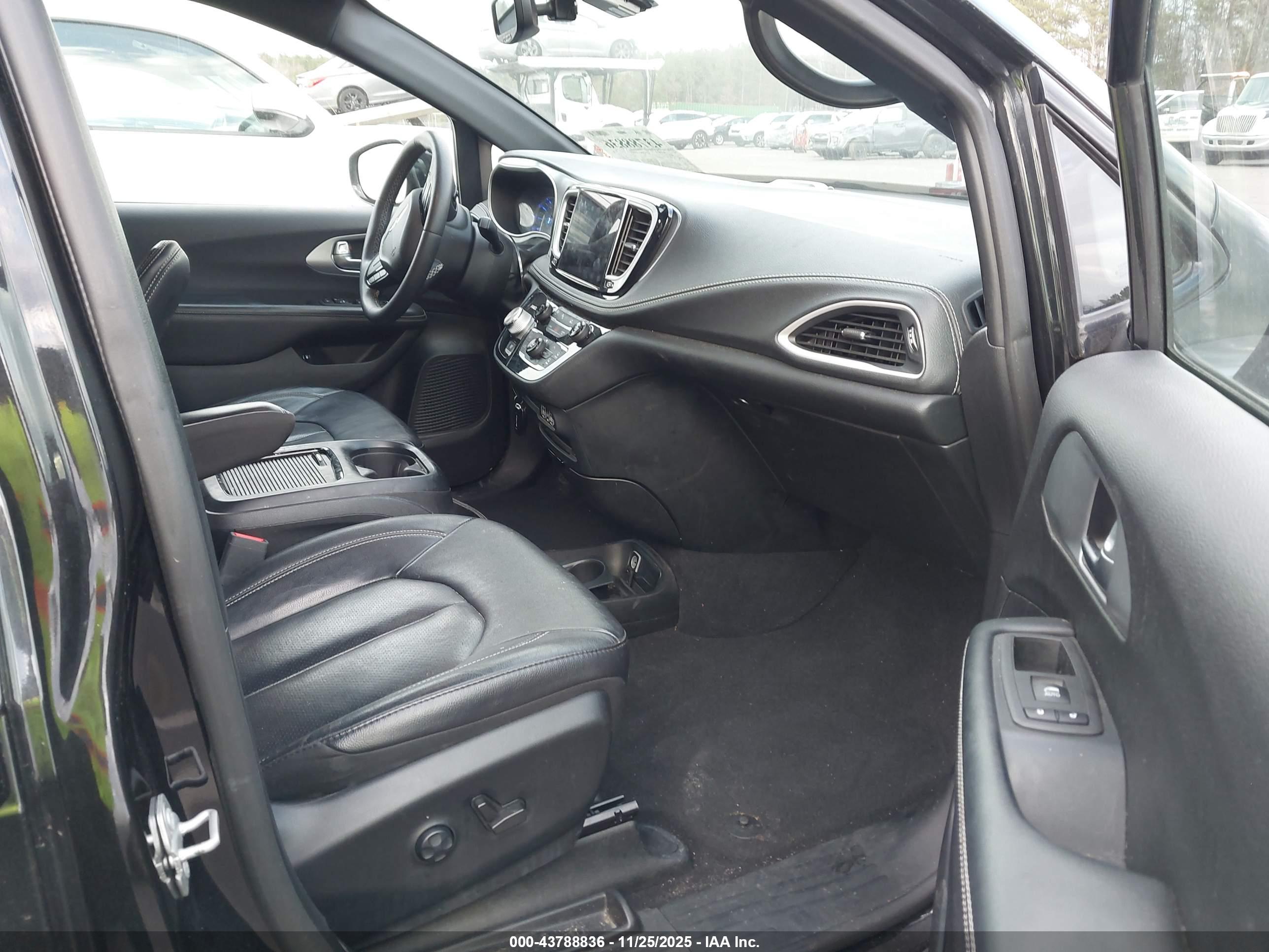 CHRYSLER PACIFICA image 5