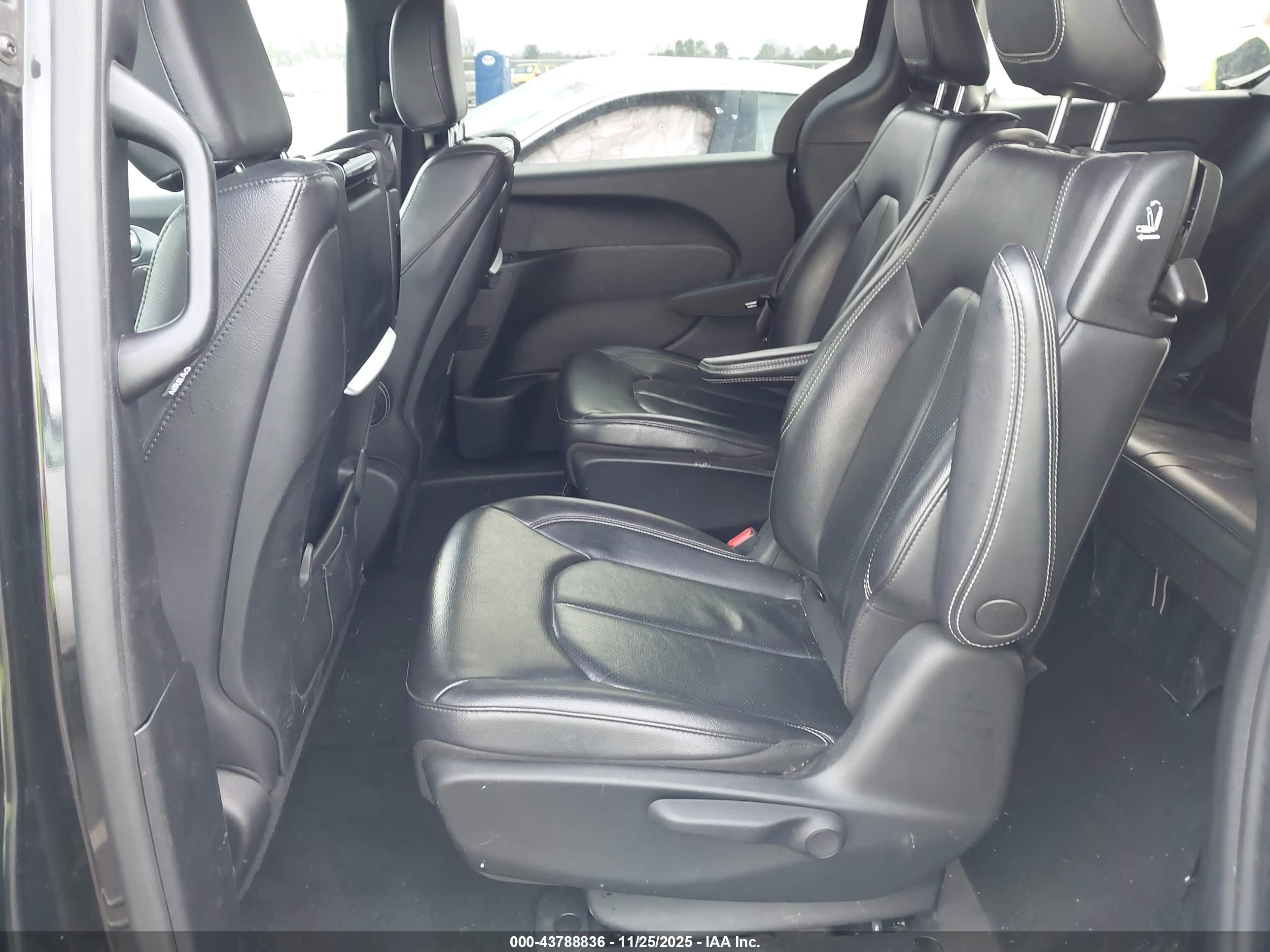 CHRYSLER PACIFICA image 8