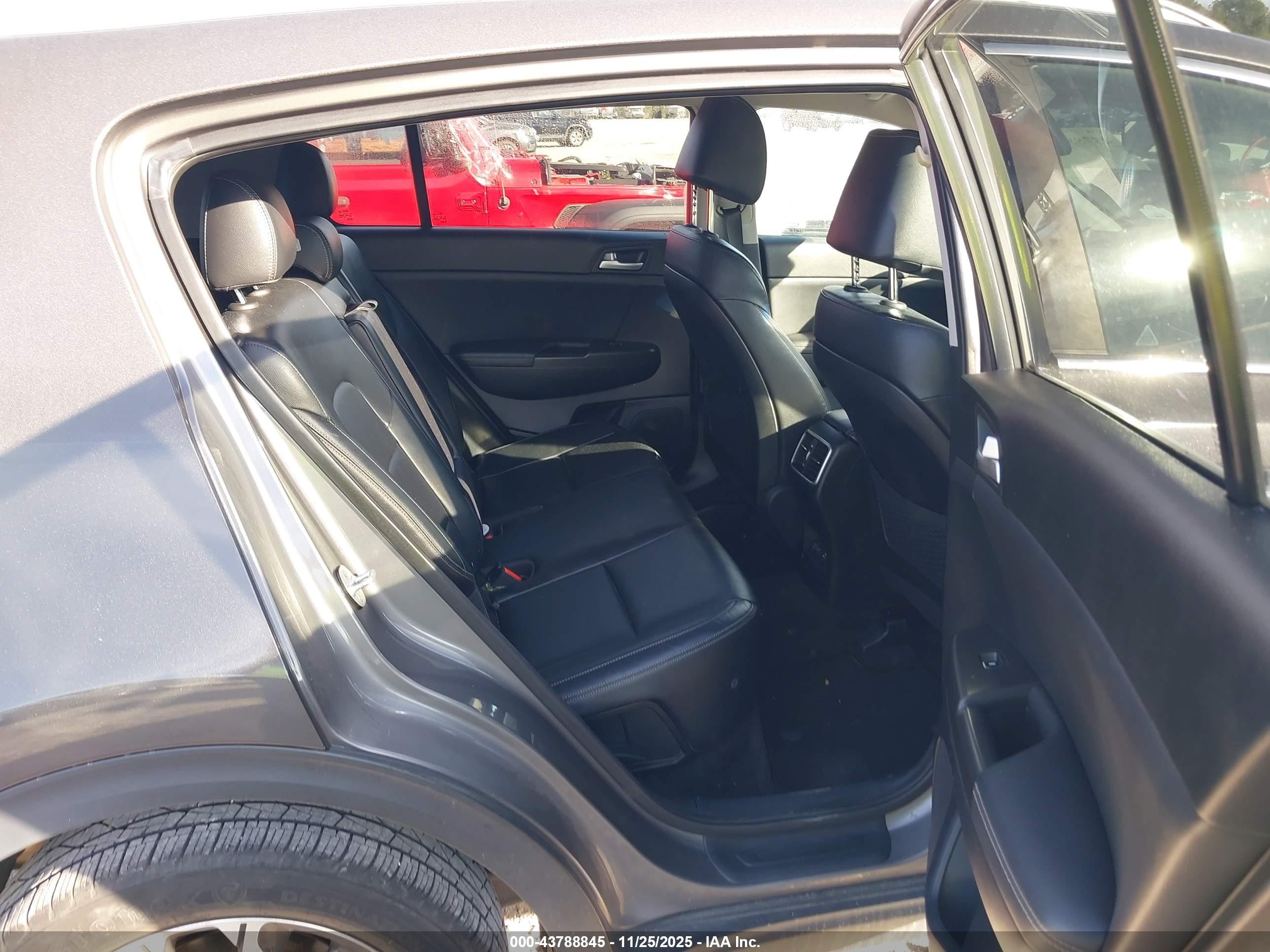 KIA SPORTAGE image 8