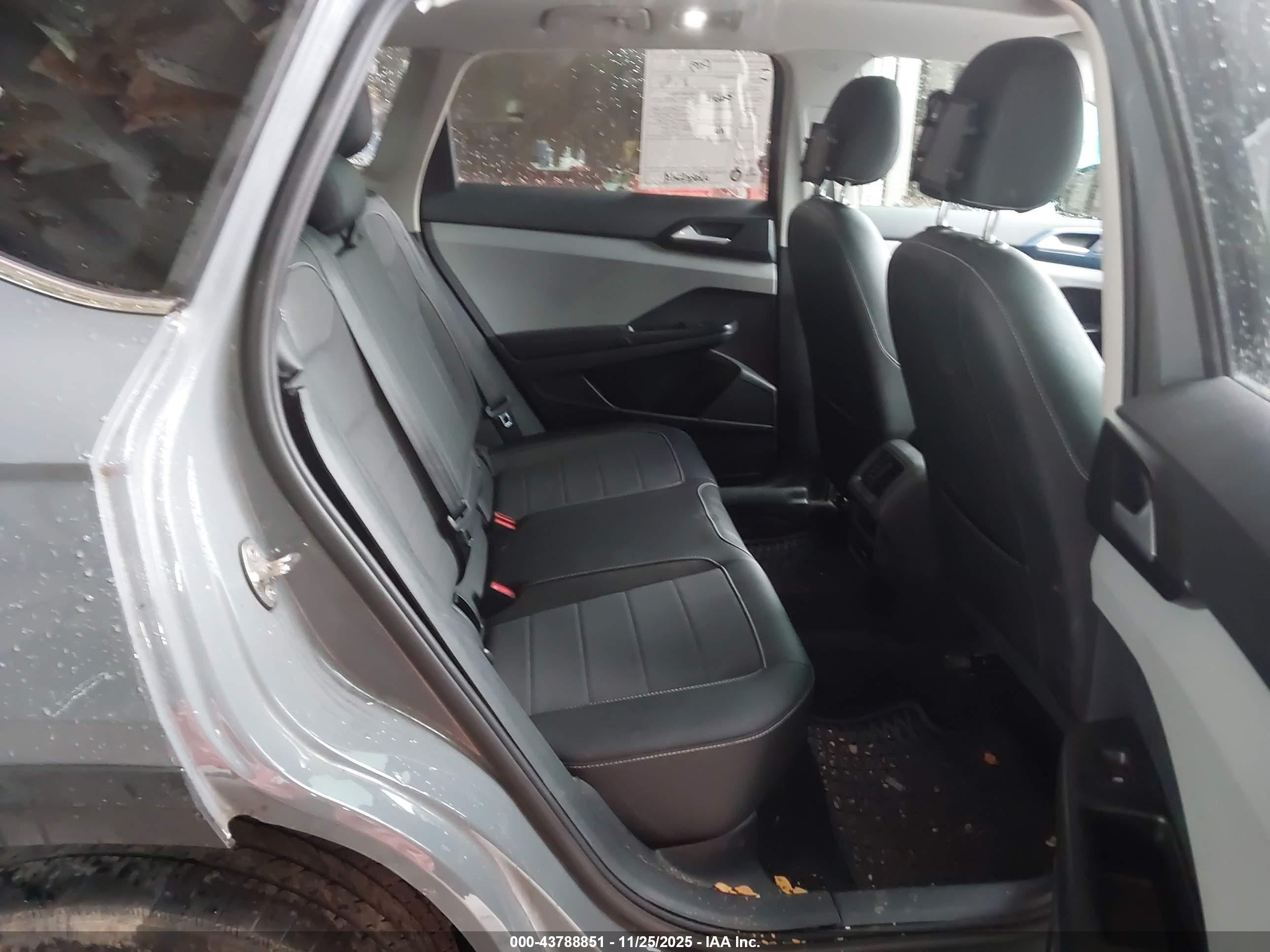 VOLKSWAGEN TAOS image 8
