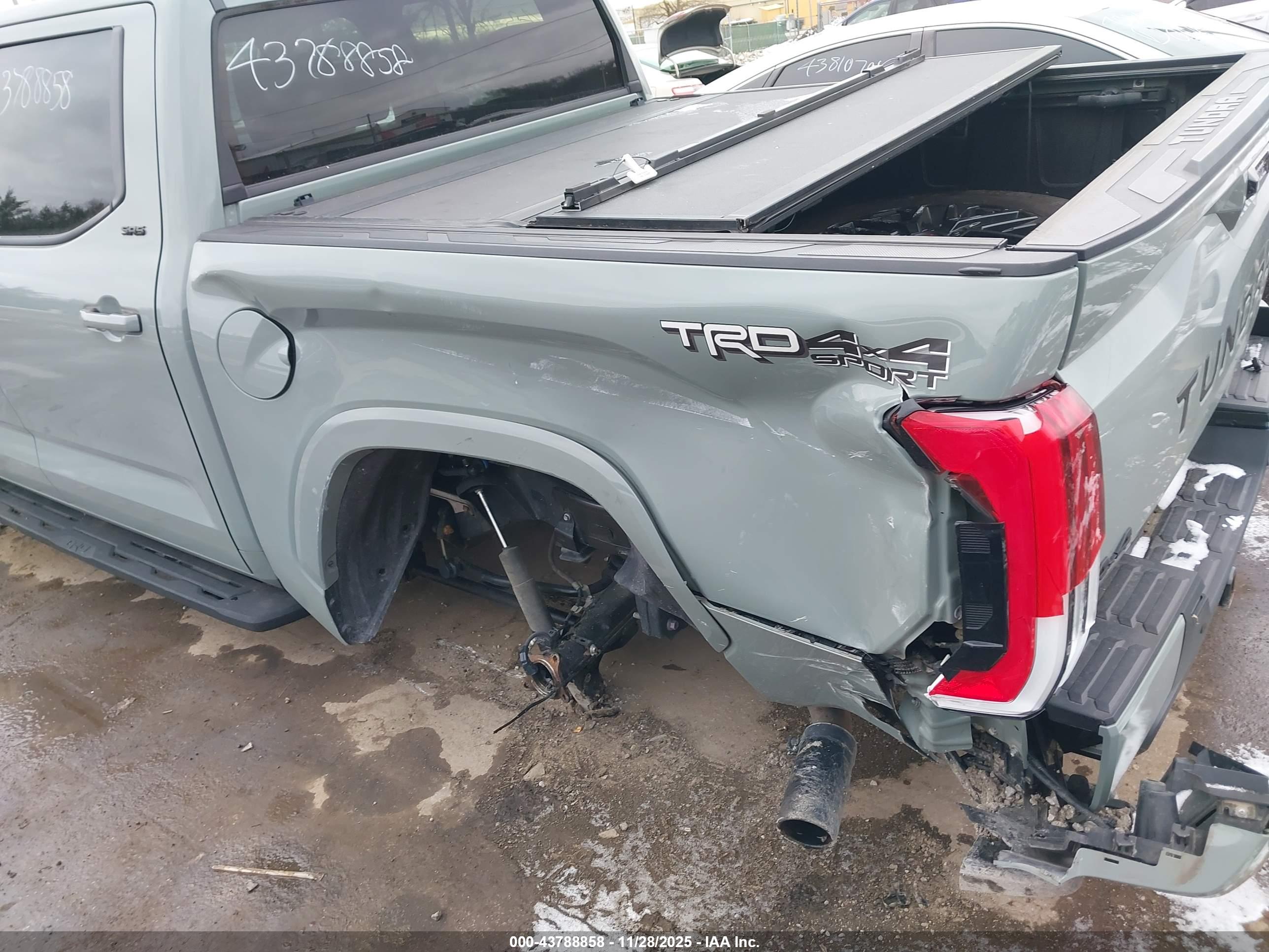 TOYOTA TUNDRA image 6