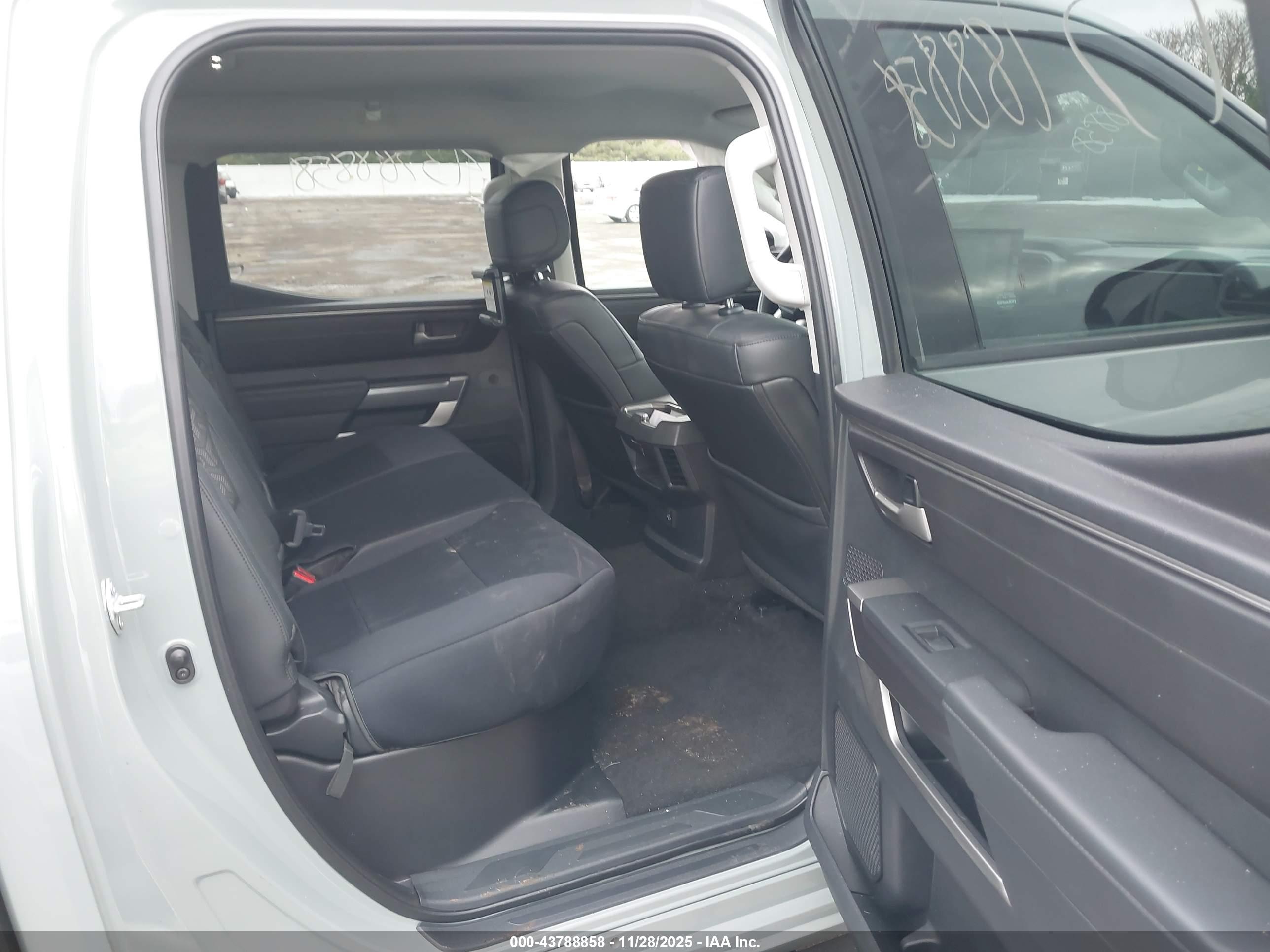TOYOTA TUNDRA image 8