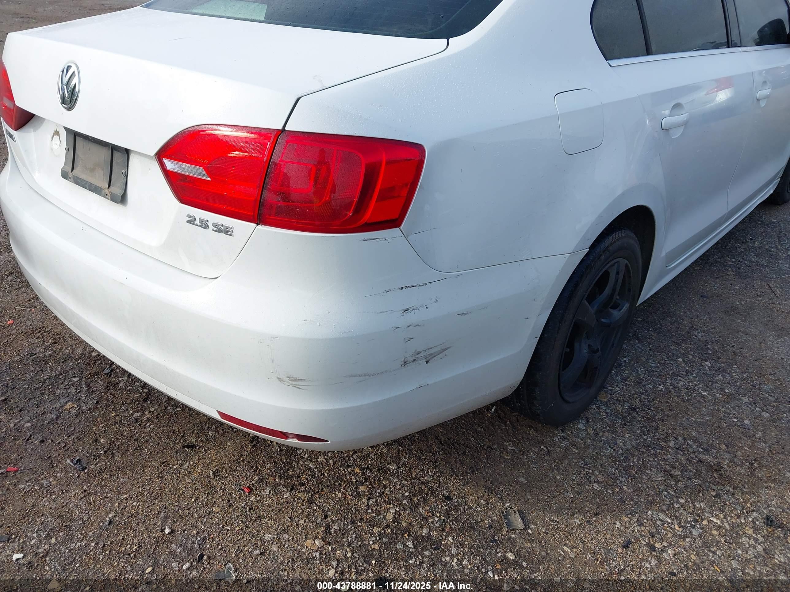 VOLKSWAGEN JETTA image 6
