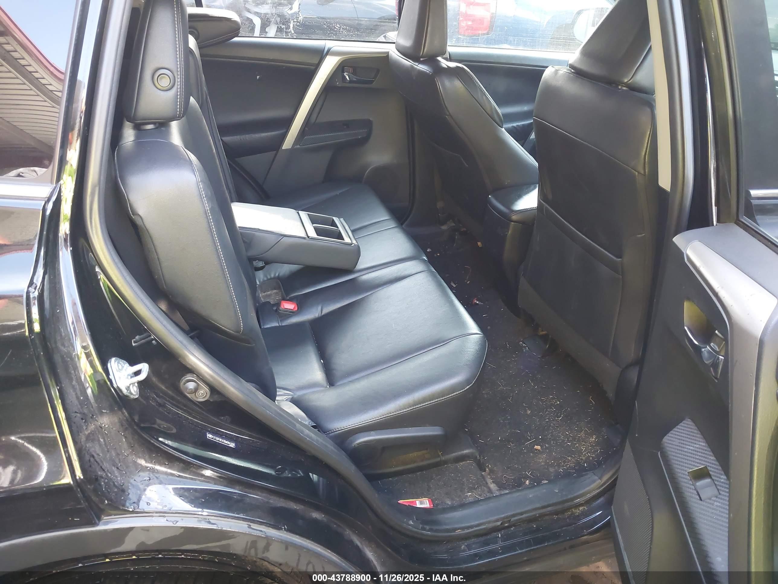 TOYOTA RAV4 image 8