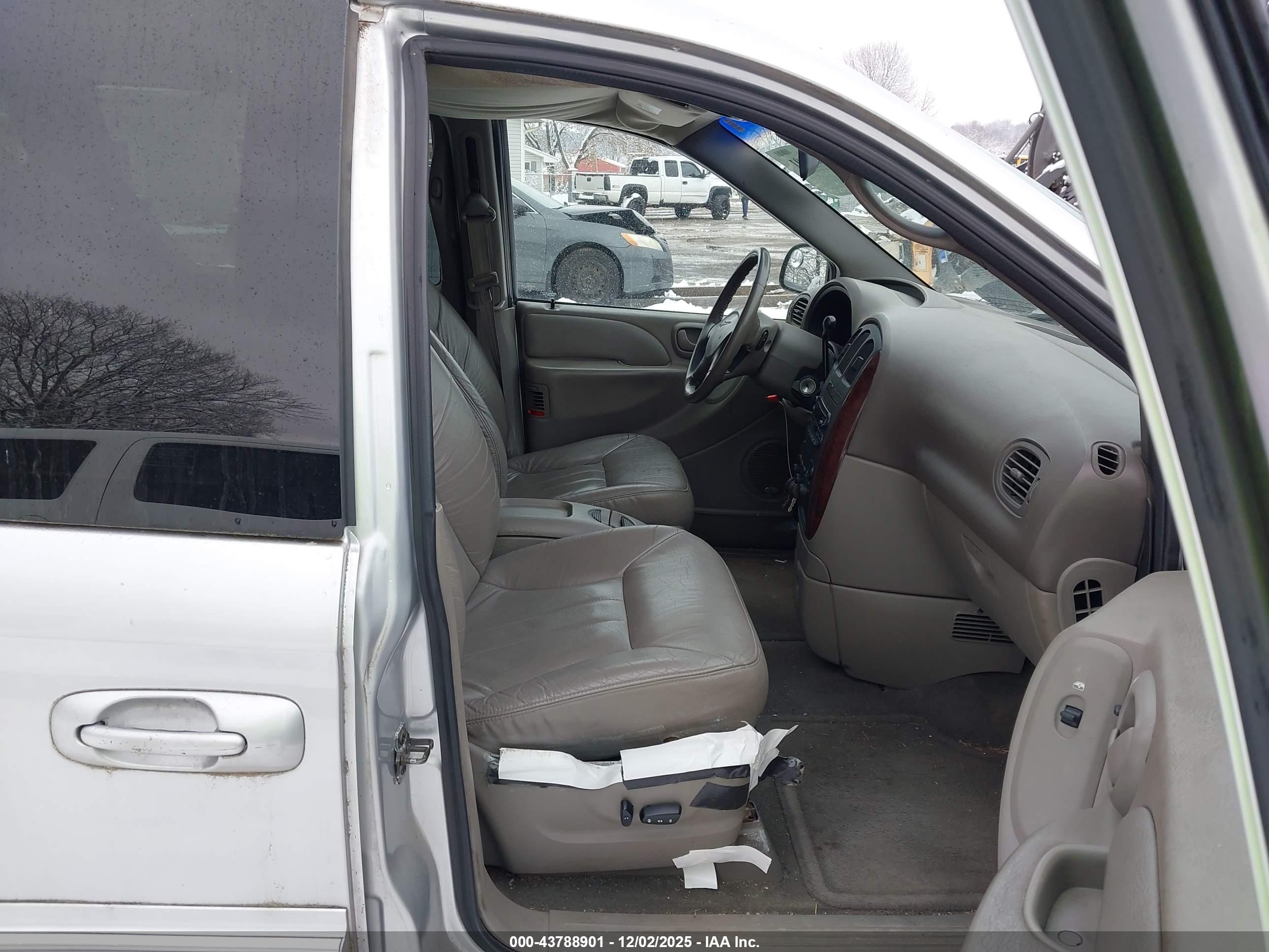 CHRYSLER TOWN image 5