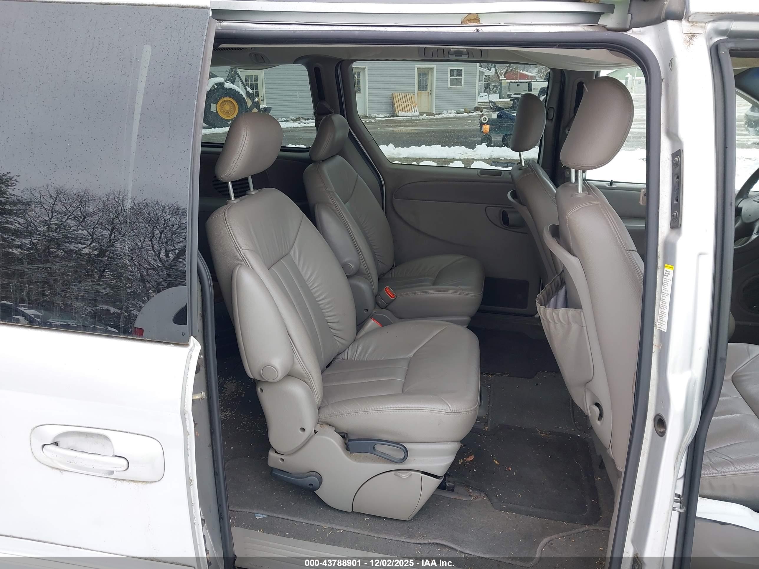 CHRYSLER TOWN image 8