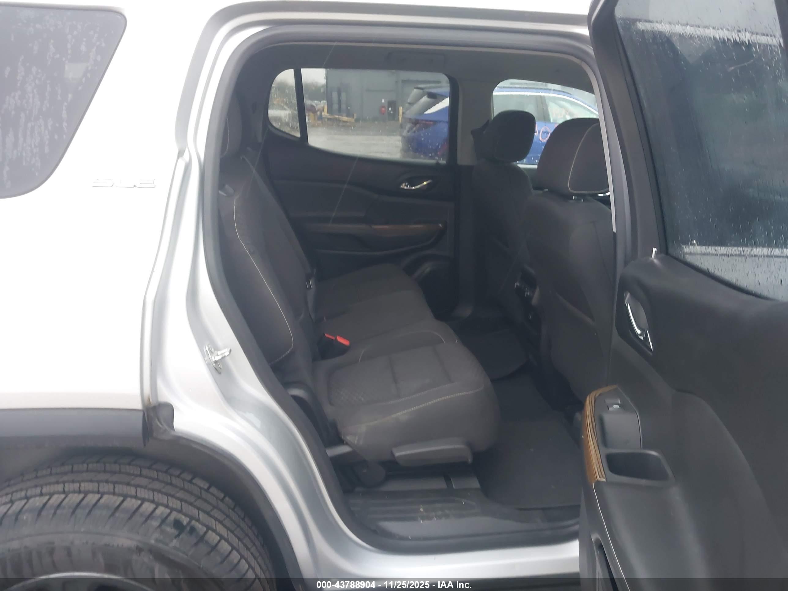 GMC ACADIA image 8