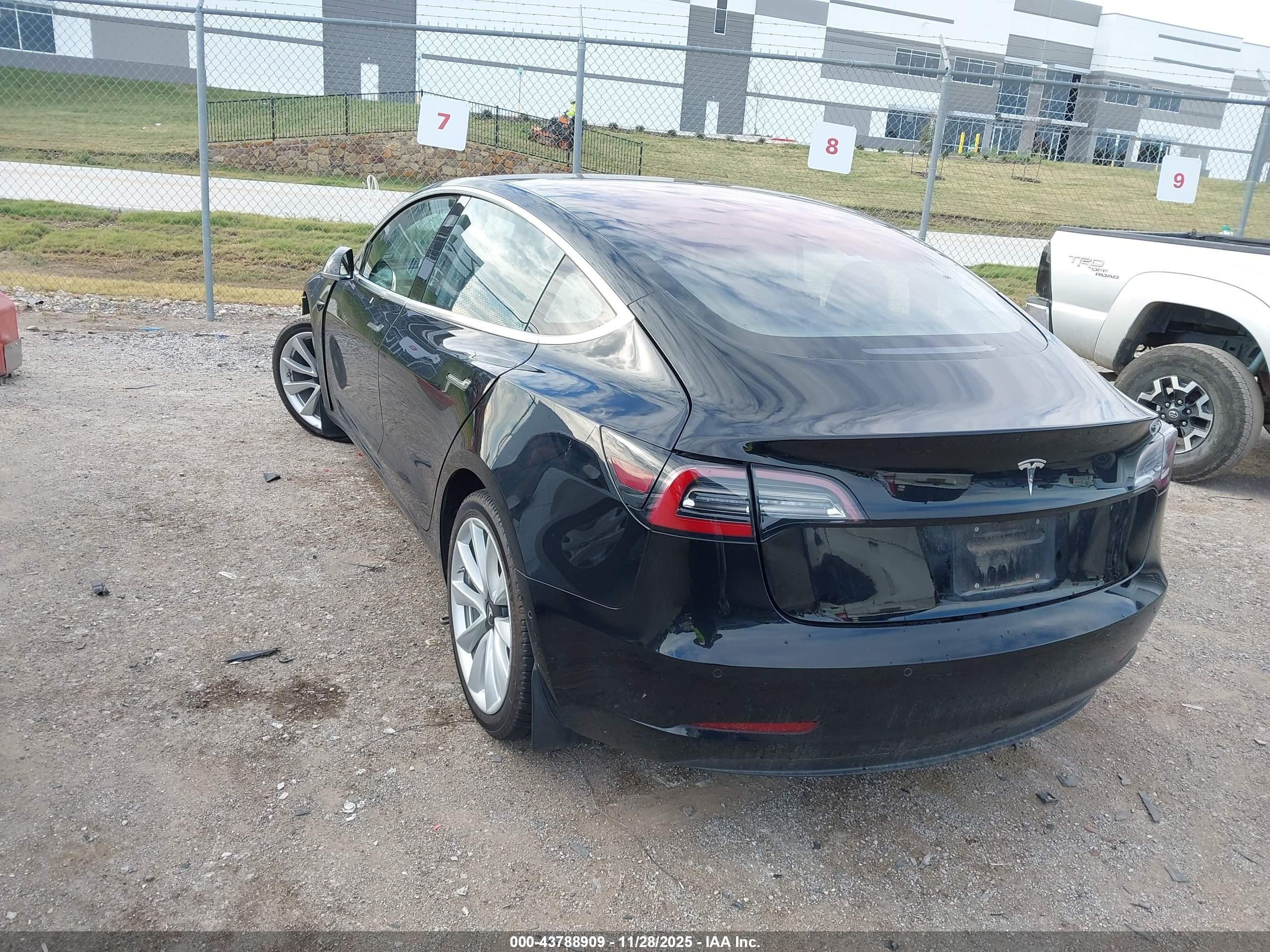 TESLA MODEL image 3