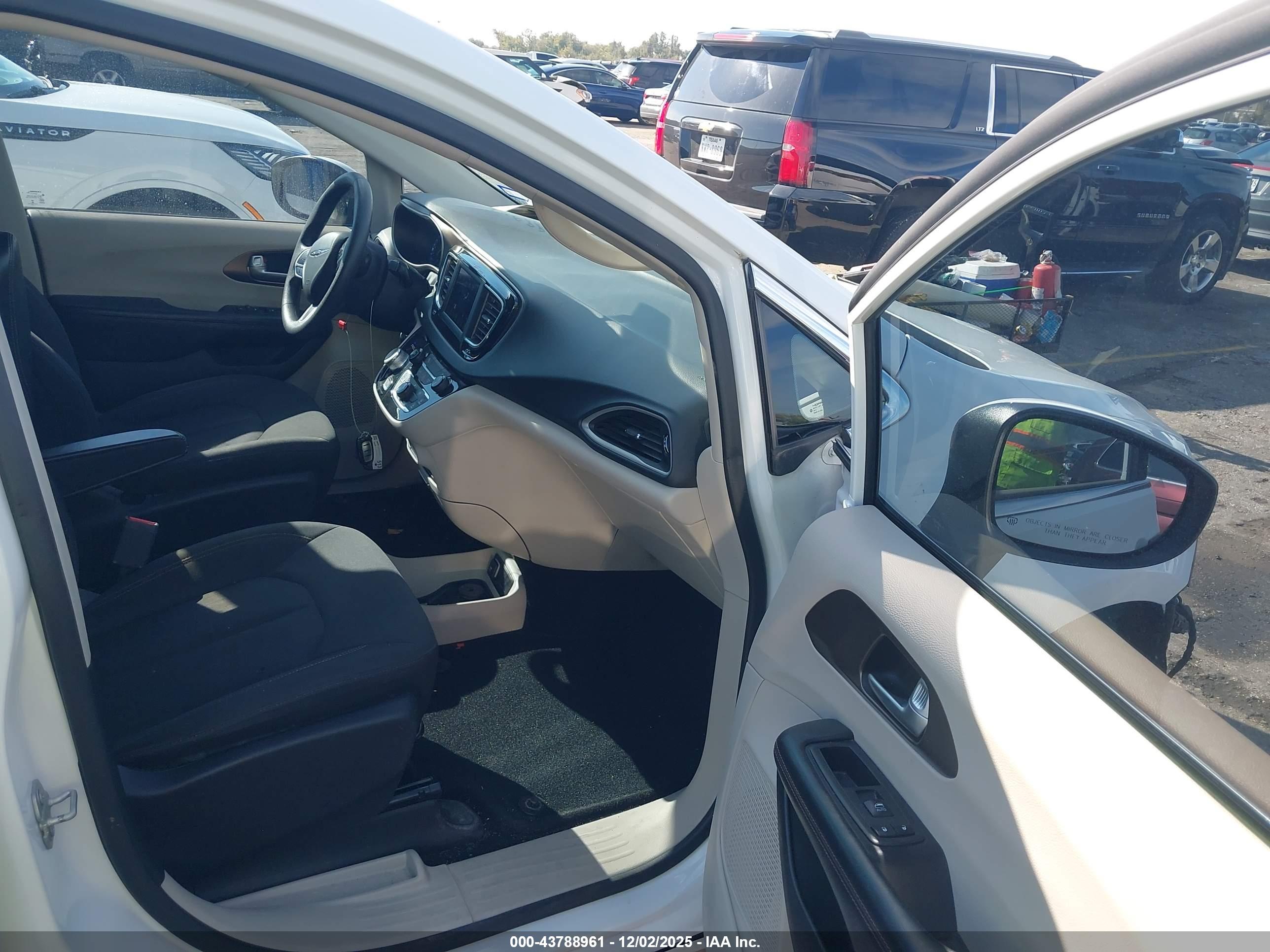 CHRYSLER PACIFICA image 5