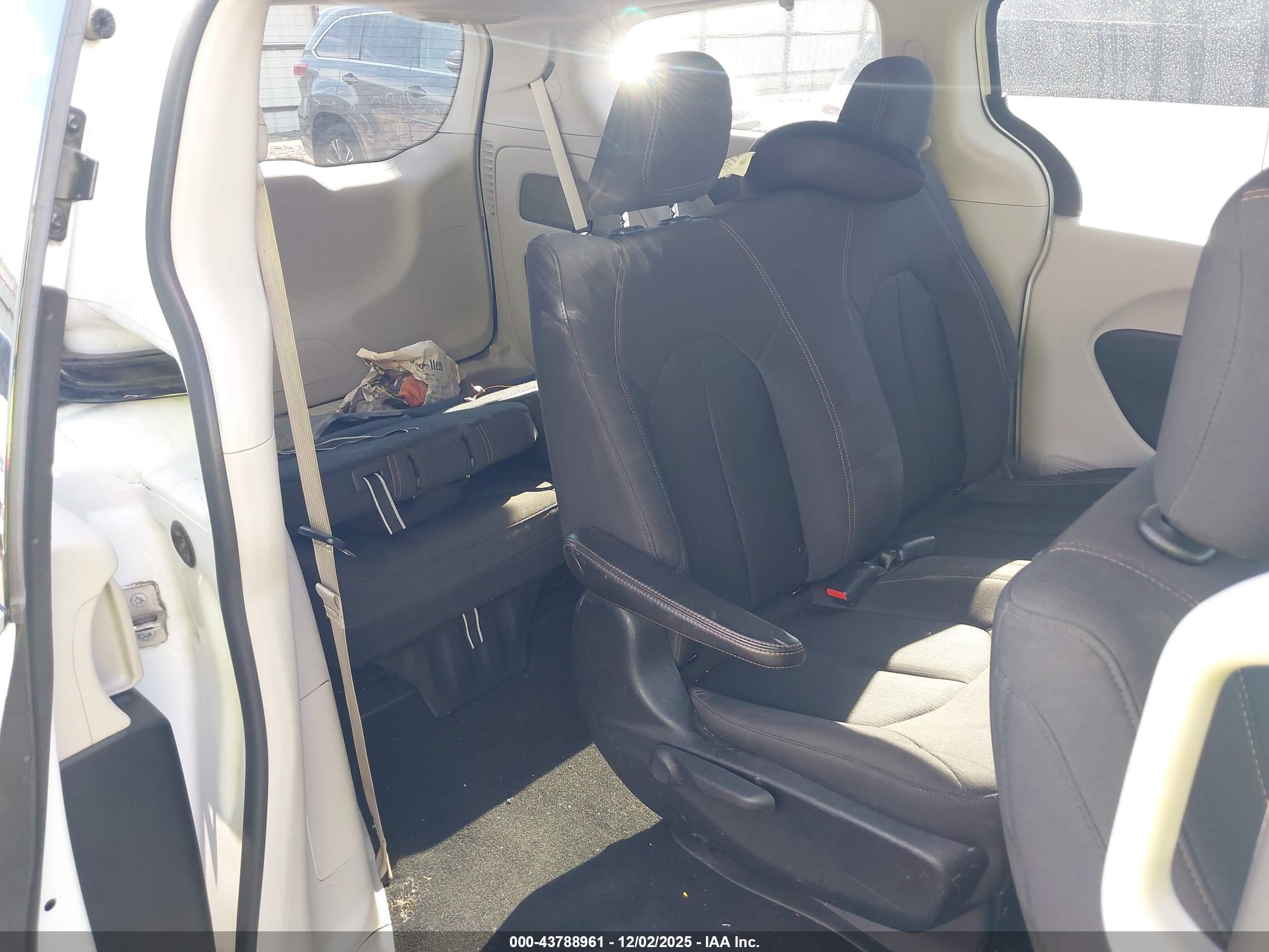 CHRYSLER PACIFICA image 8