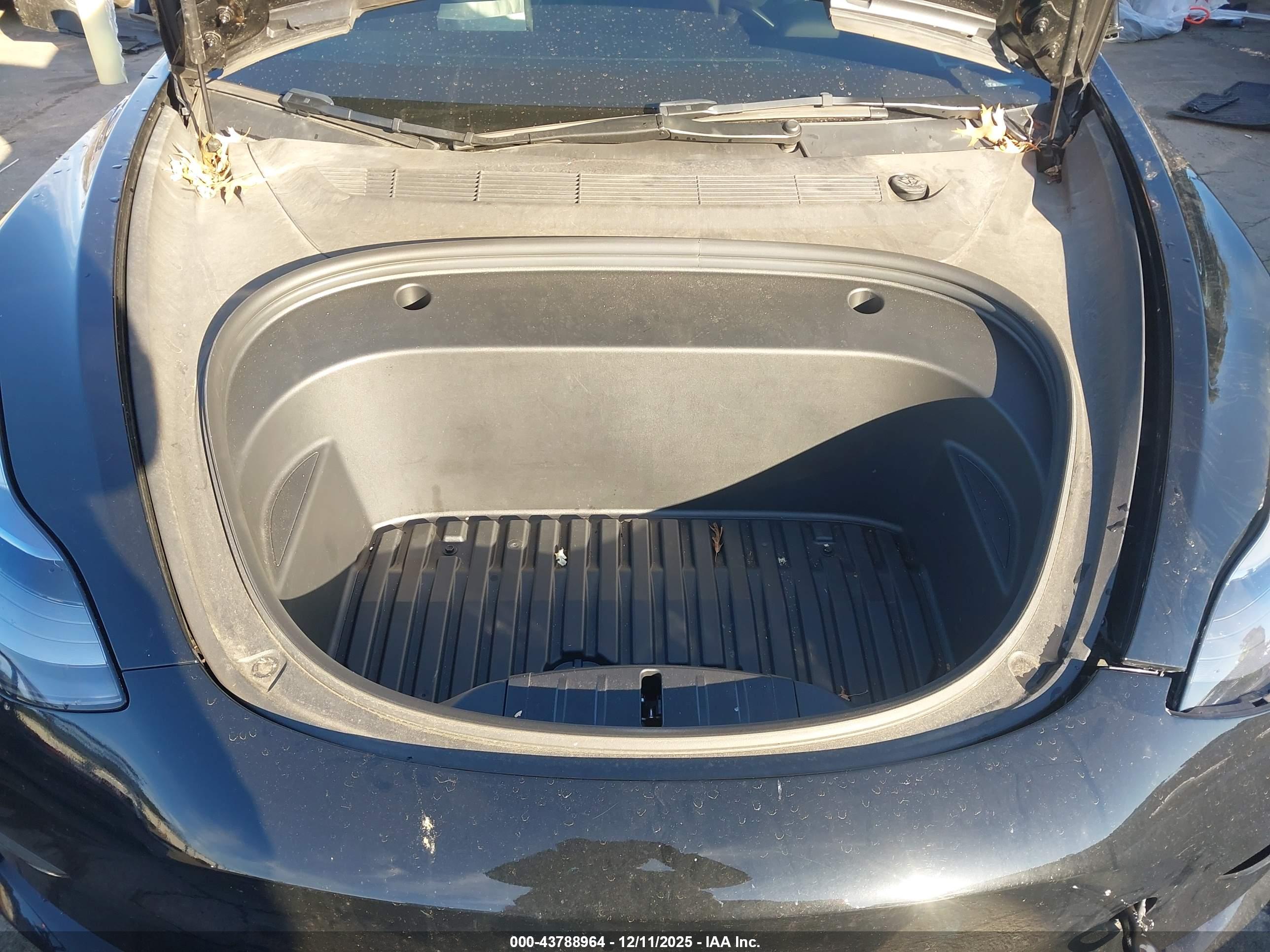 TESLA MODEL image 10