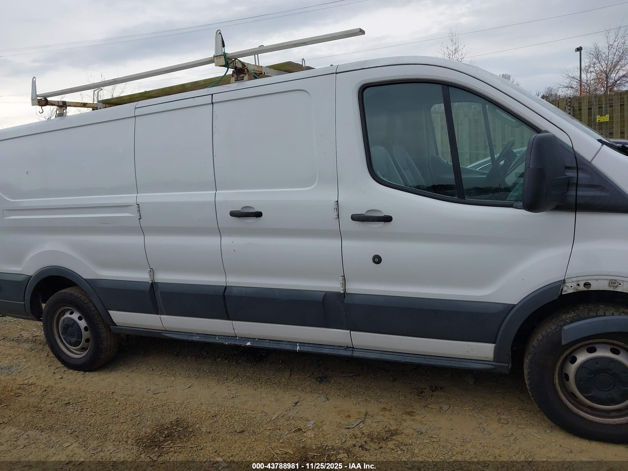 FORD TRANSIT-250 image 11
