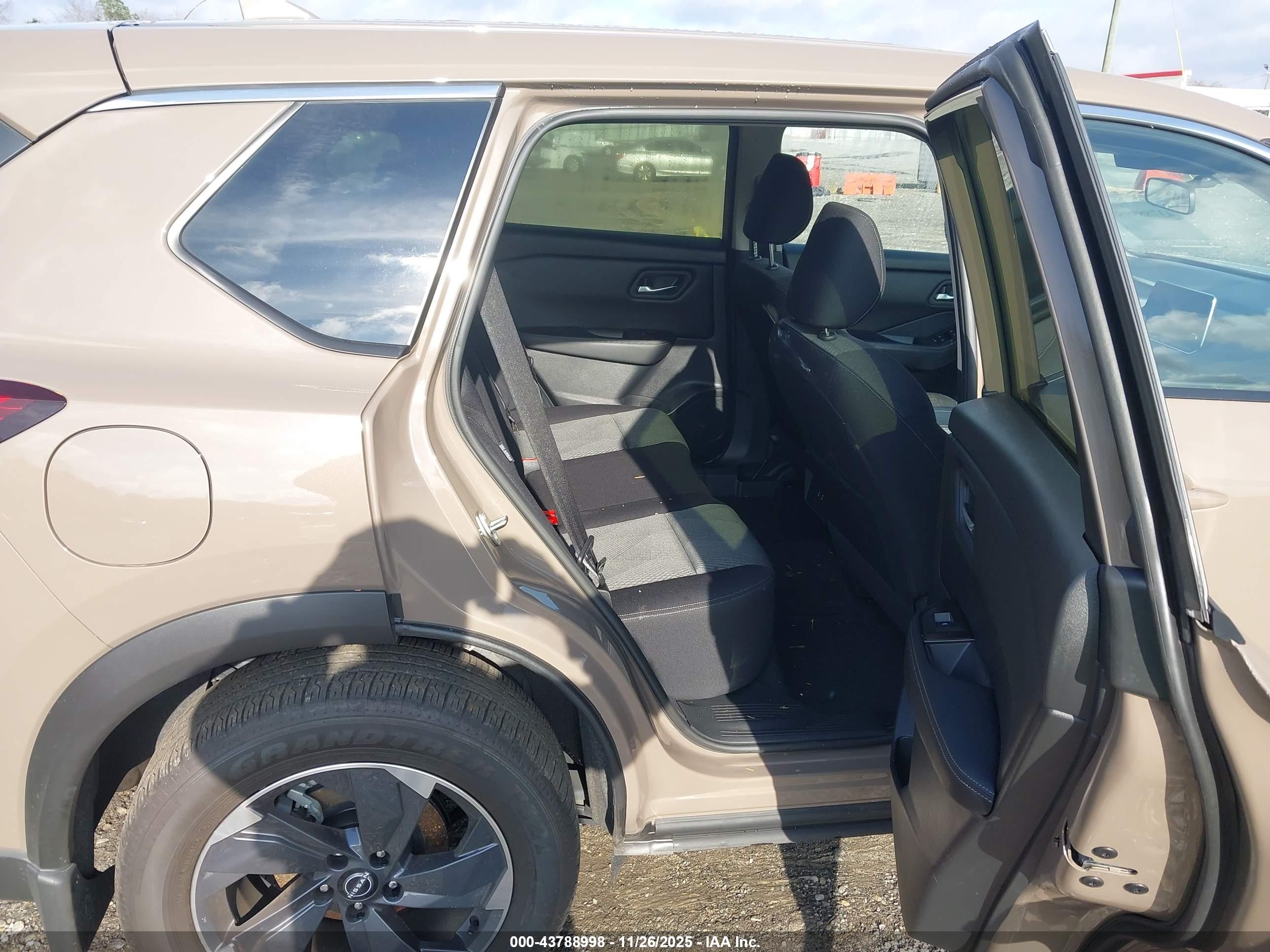 NISSAN ROGUE image 8