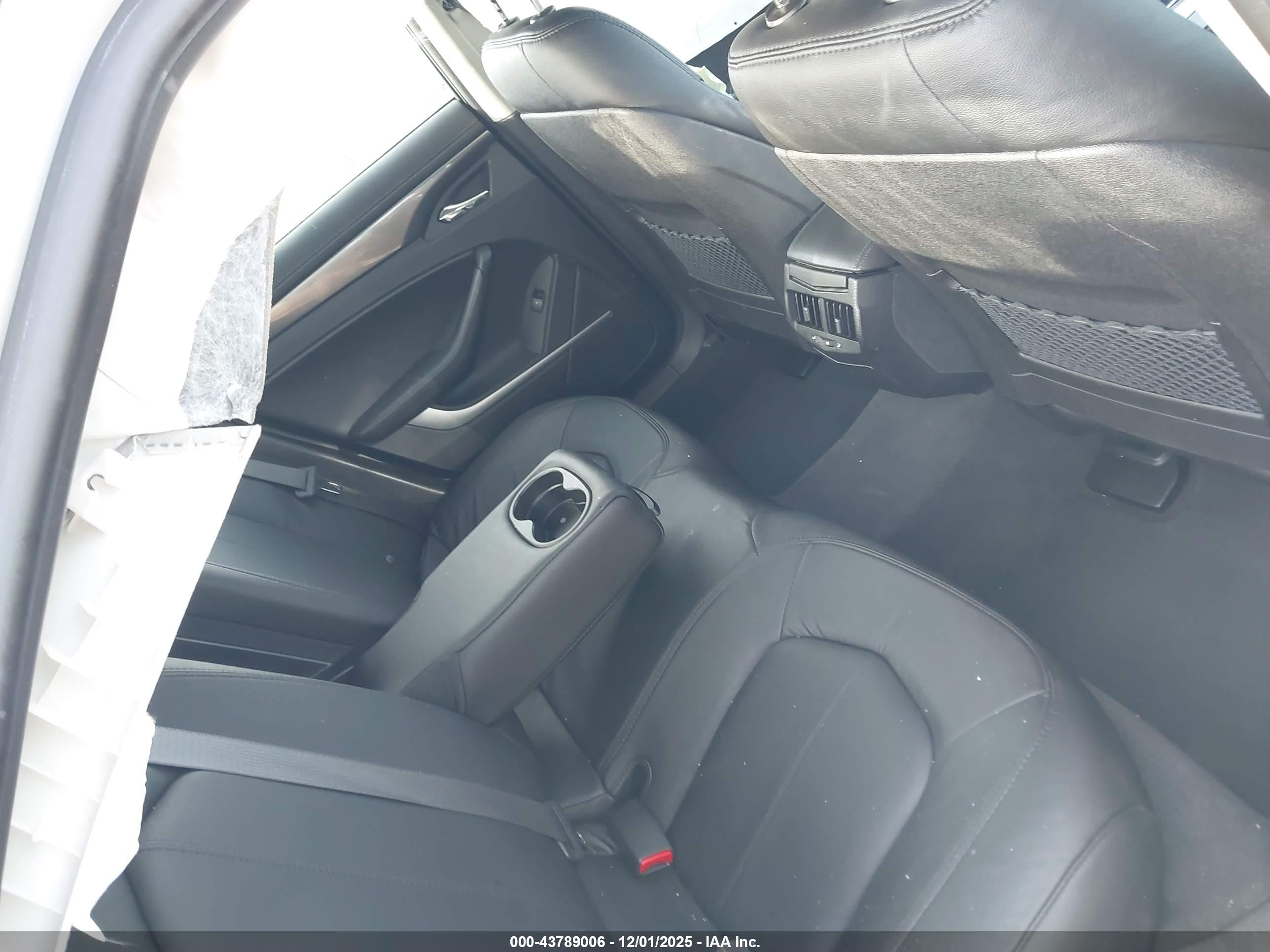 CADILLAC CTS image 8