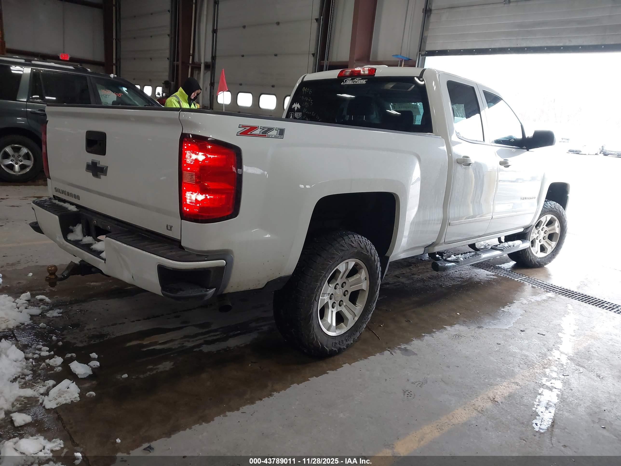 CHEVROLET SILVERADO image 4