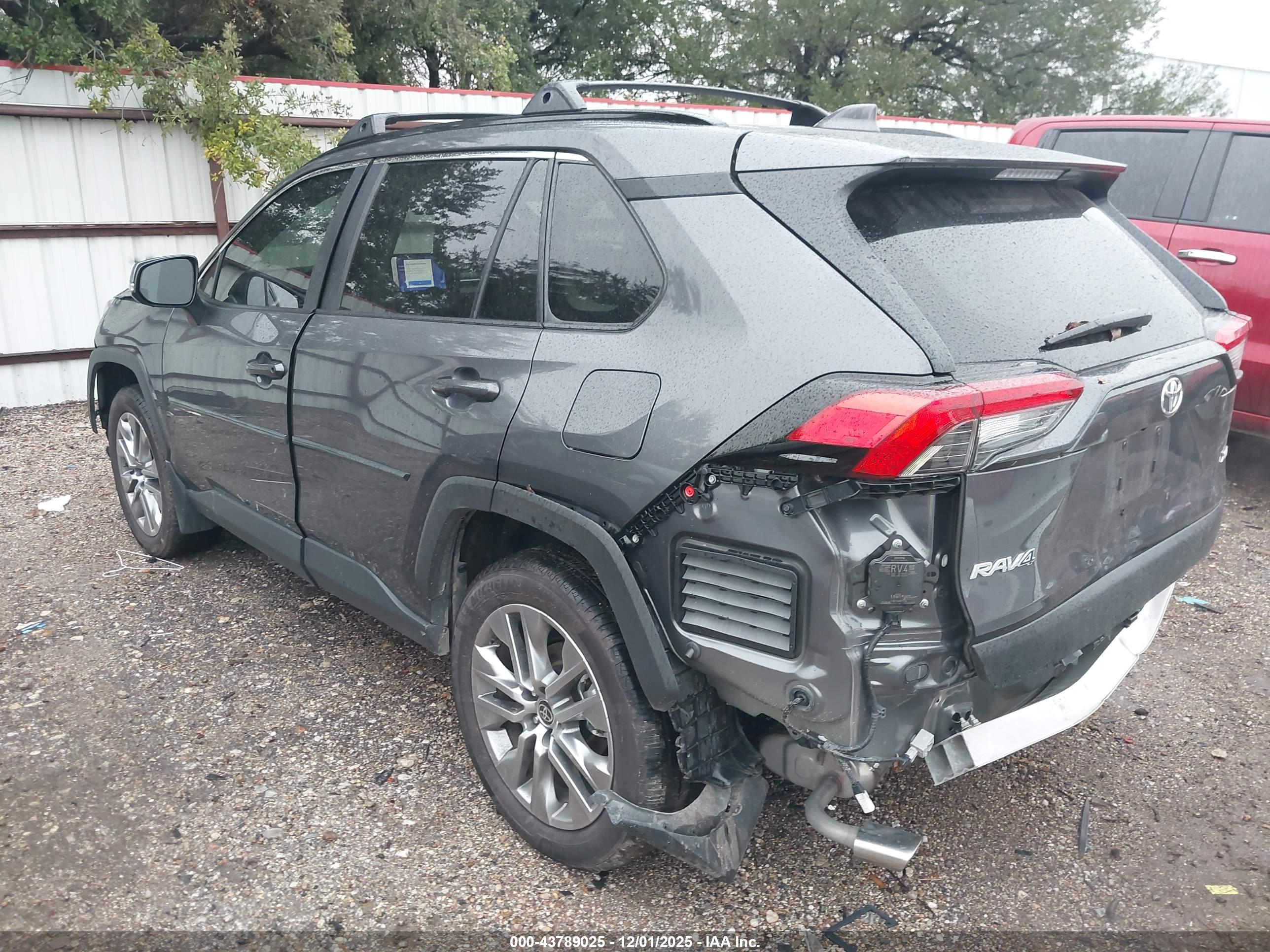 TOYOTA RAV4 image 3