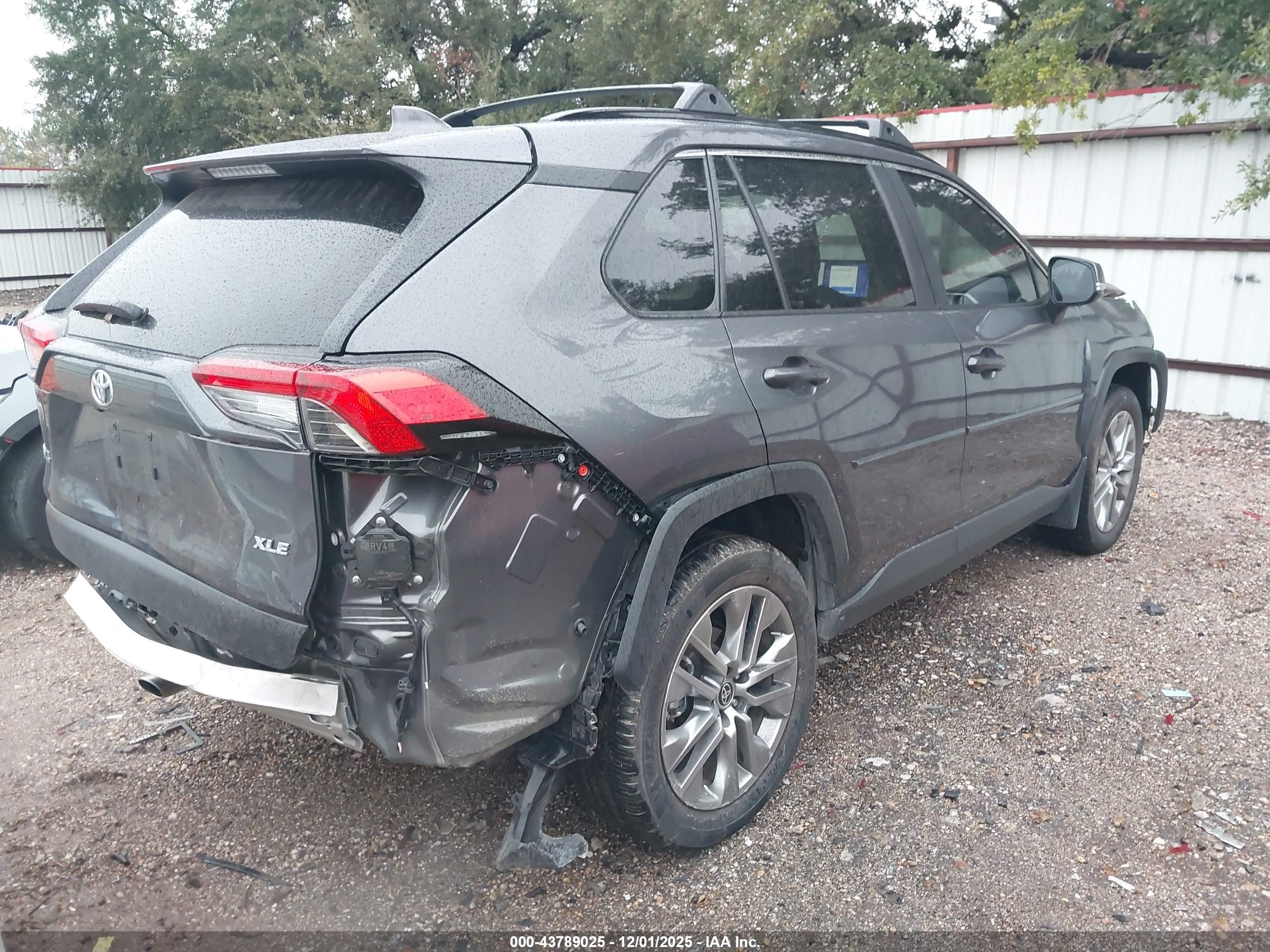 TOYOTA RAV4 image 4