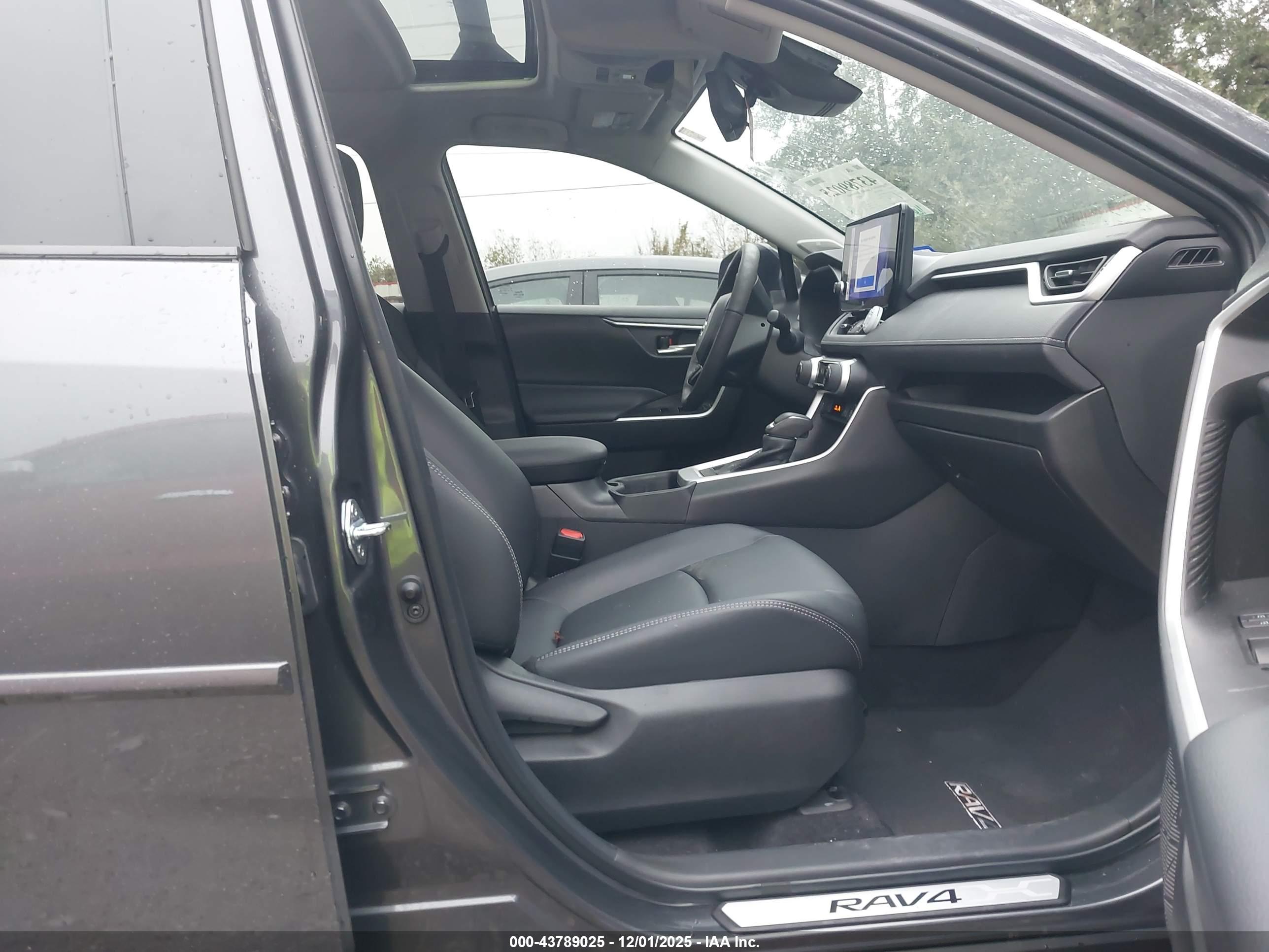 TOYOTA RAV4 image 5
