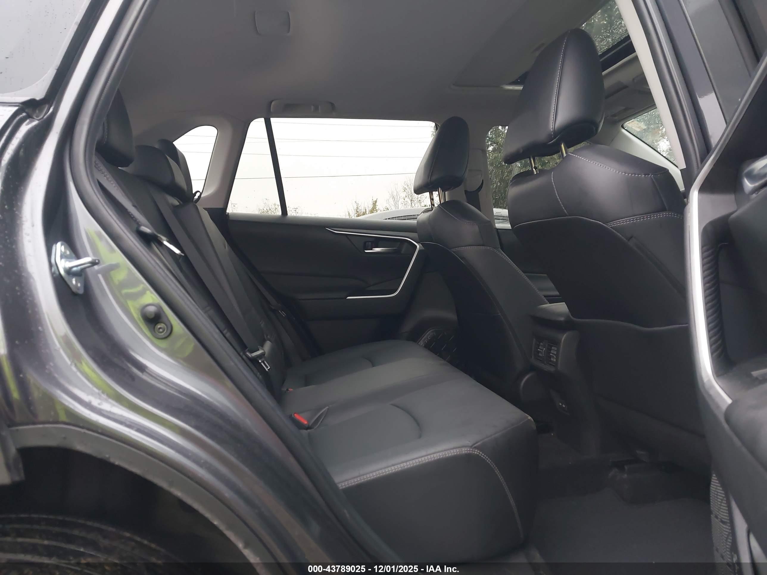 TOYOTA RAV4 image 8