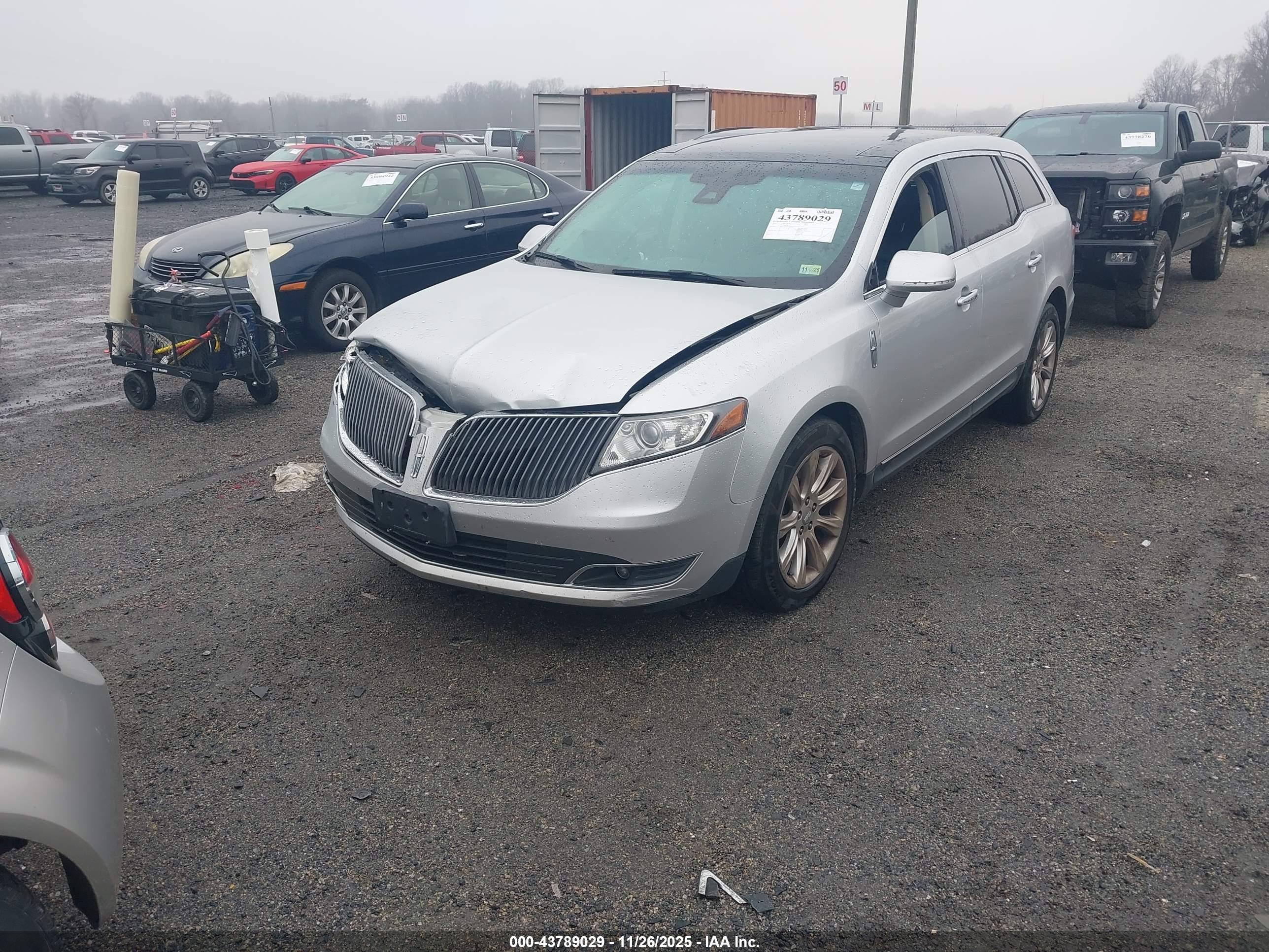LINCOLN MKT image 2