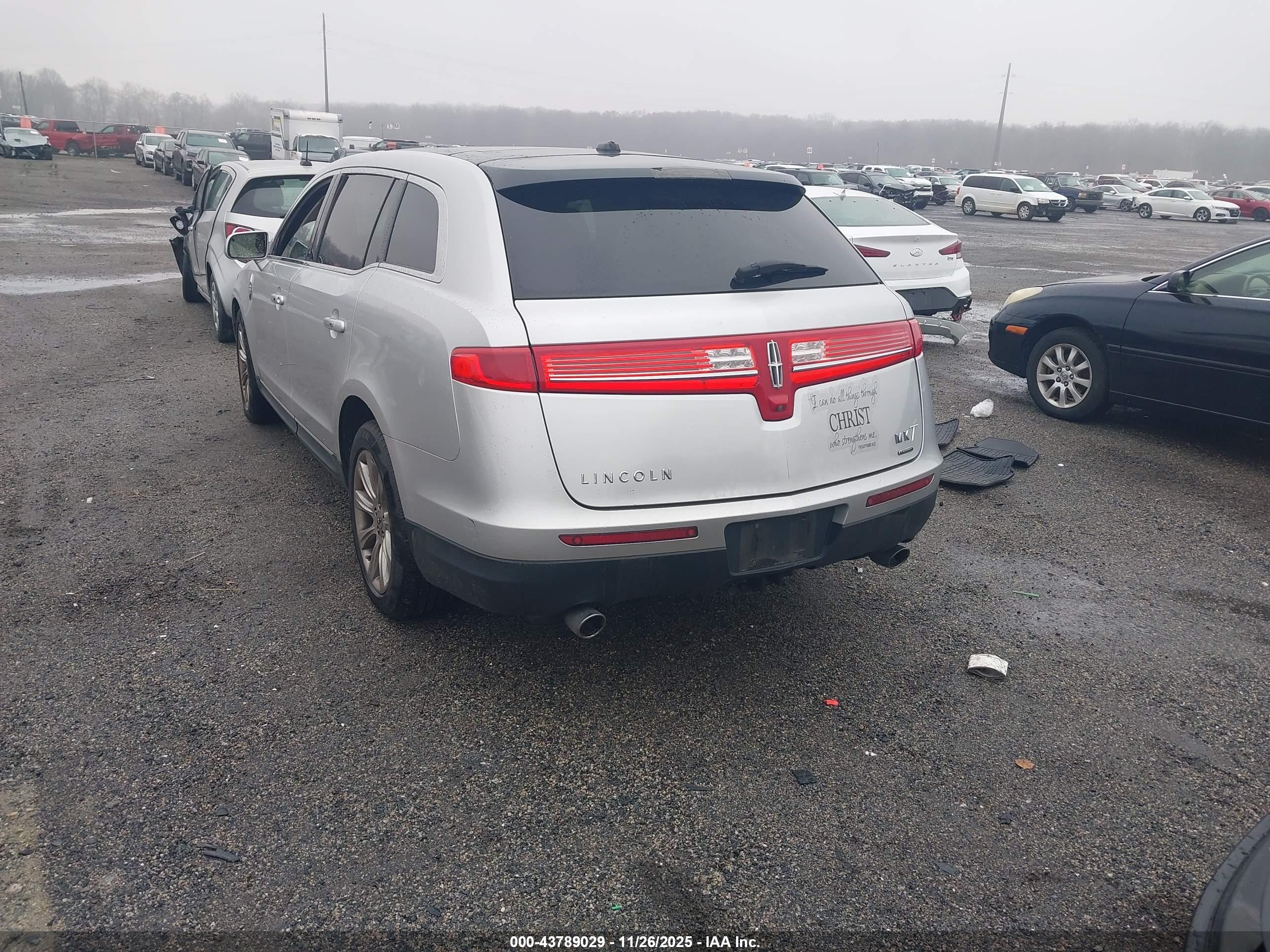 LINCOLN MKT image 3