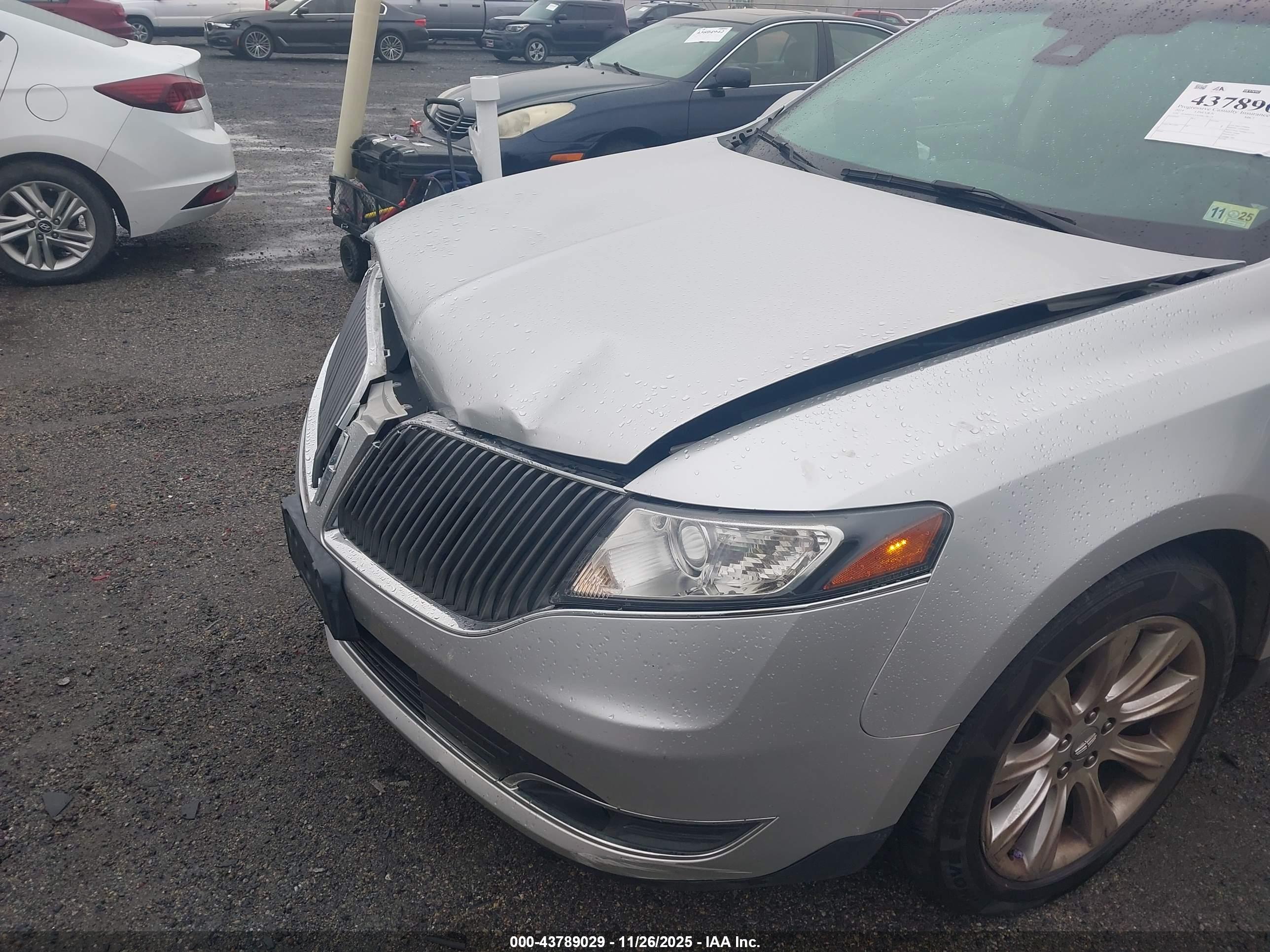 LINCOLN MKT image 6