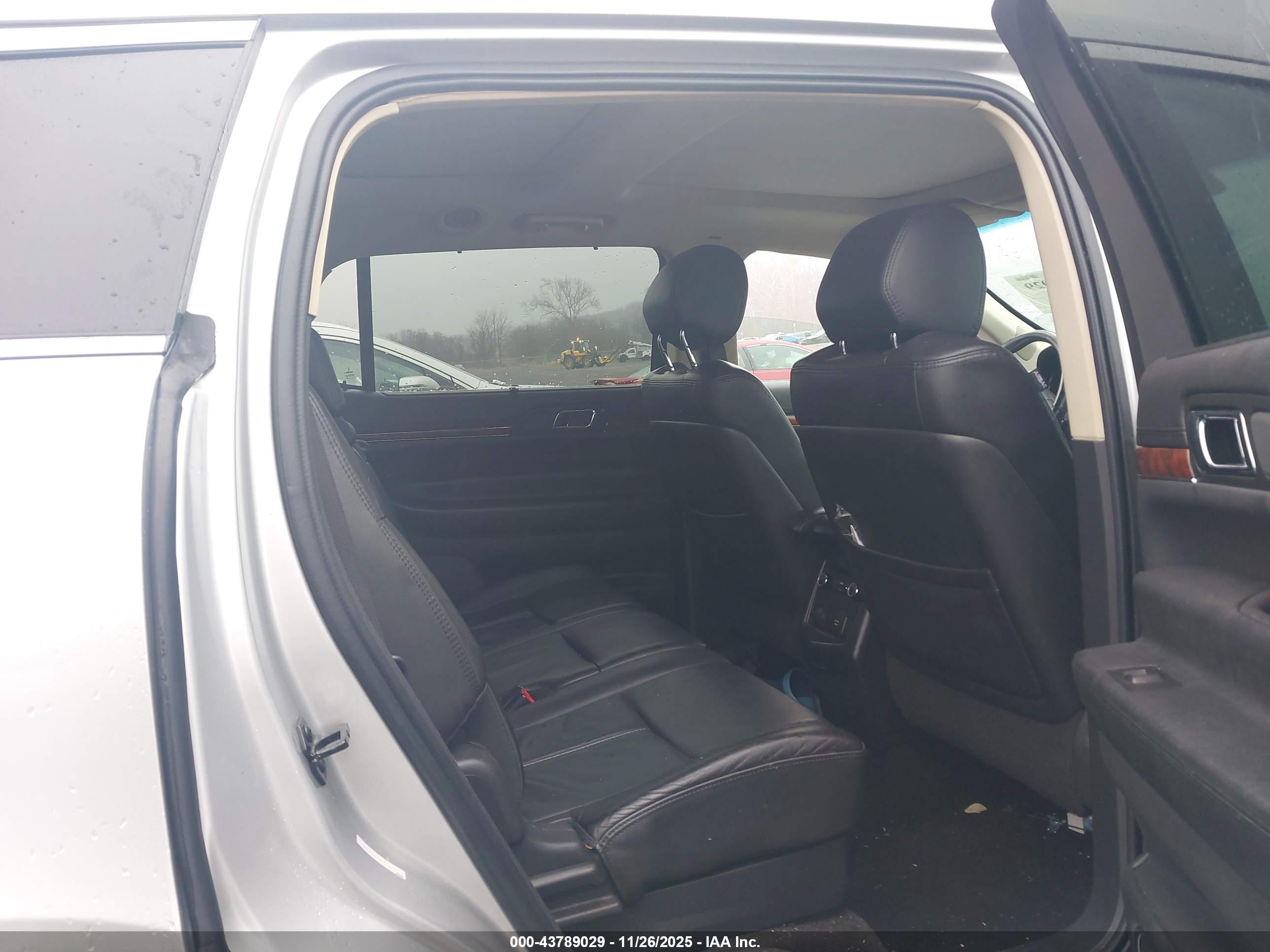 LINCOLN MKT image 8