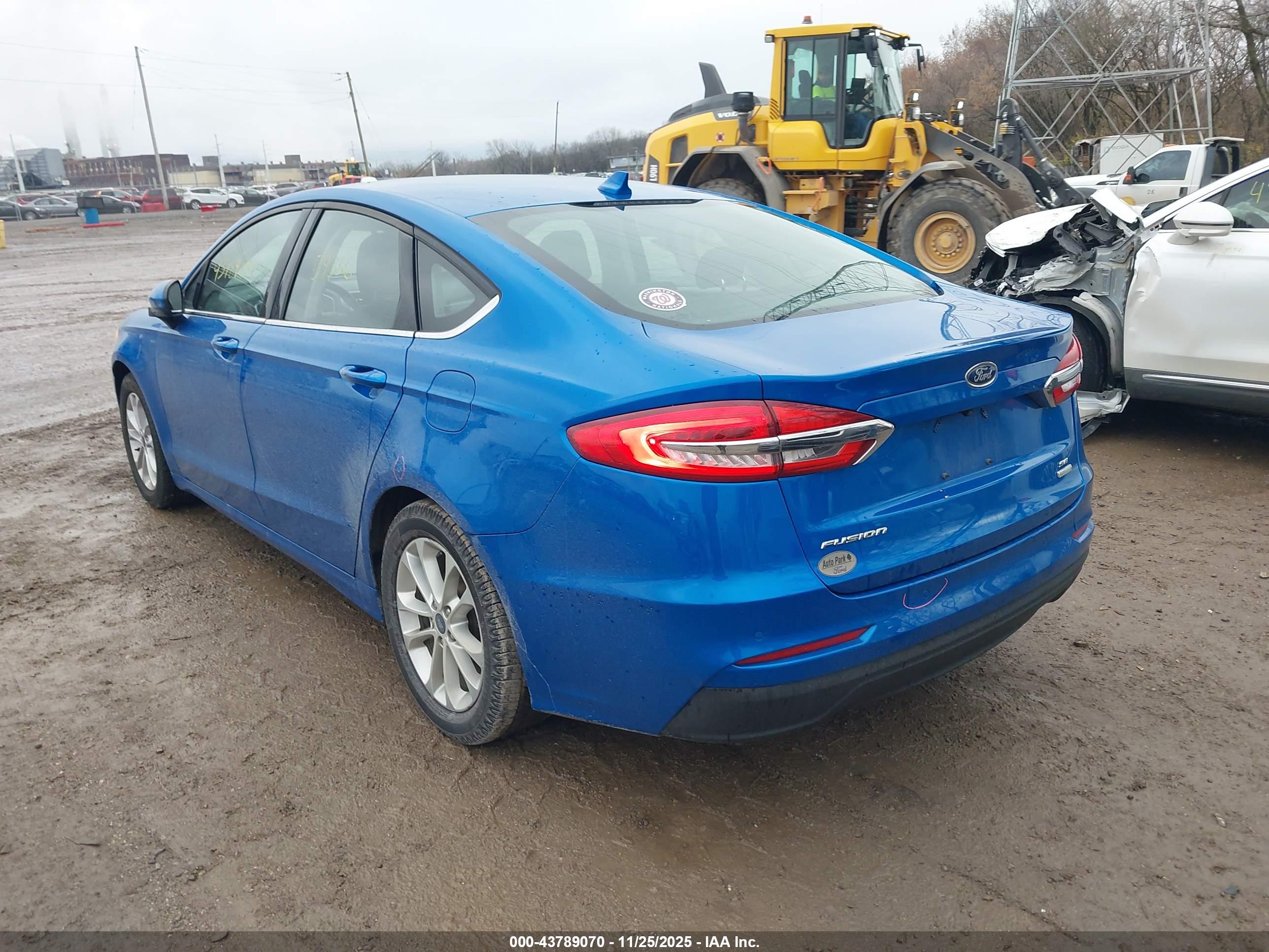 FORD FUSION image 3