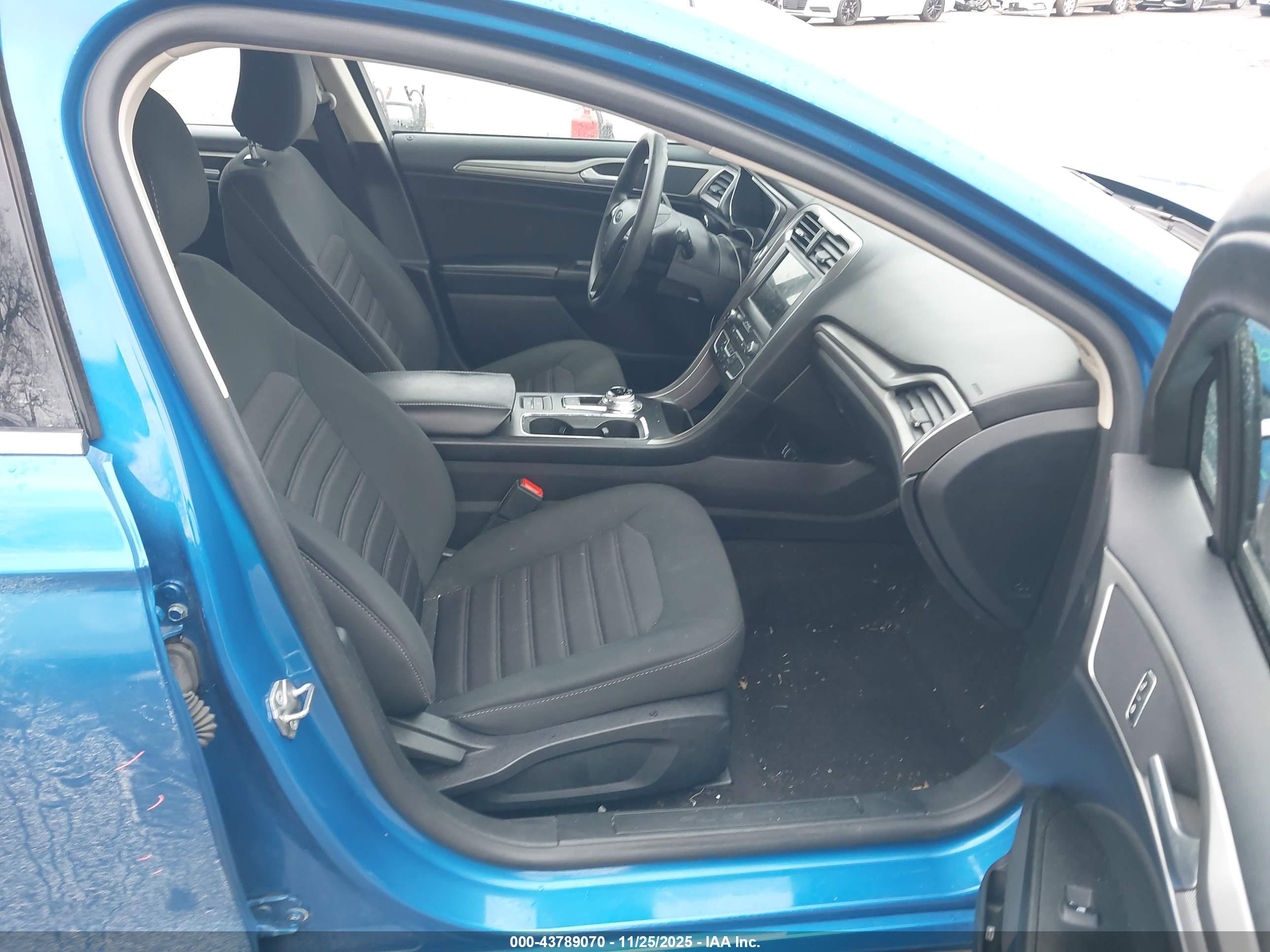 FORD FUSION image 5