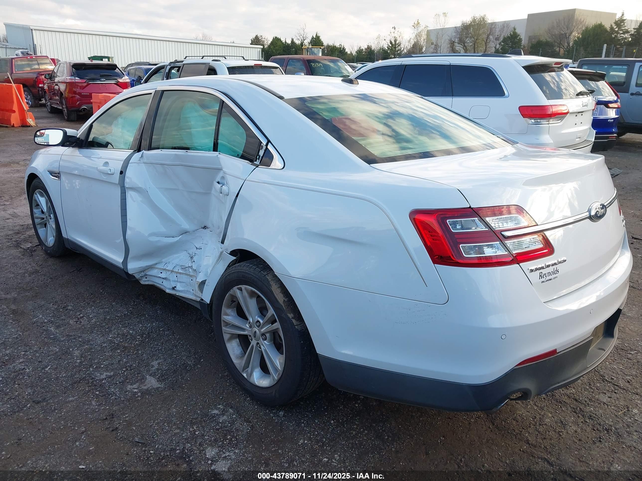 FORD TAURUS image 3