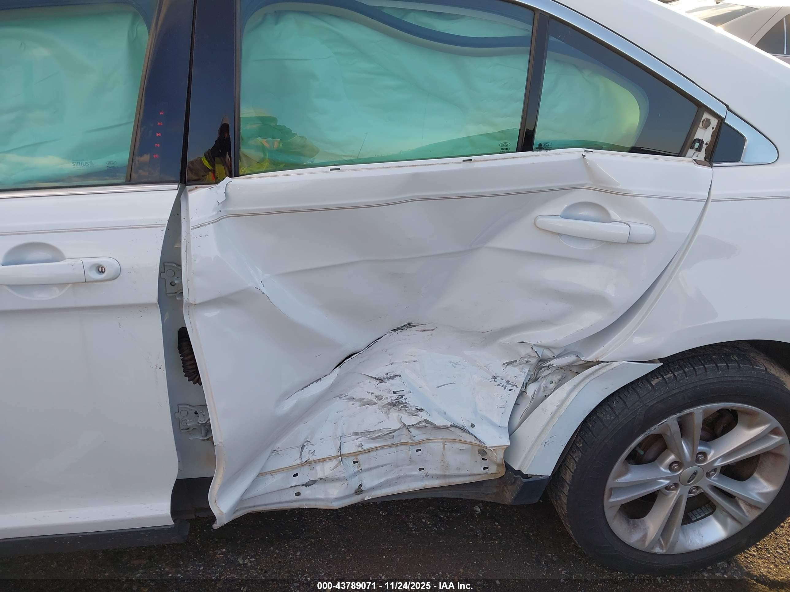 FORD TAURUS image 6