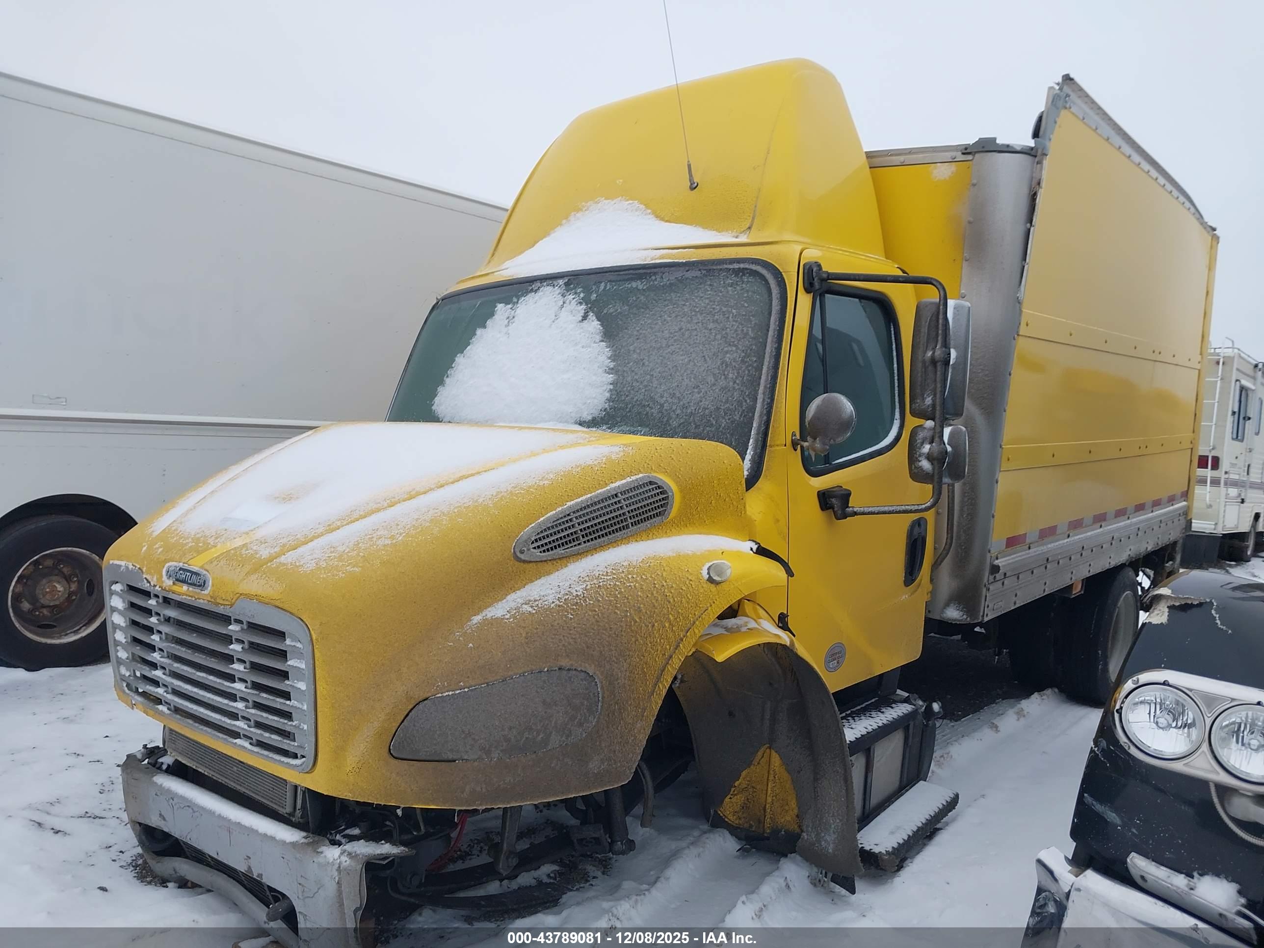 FREIGHTLINER M2 image 2