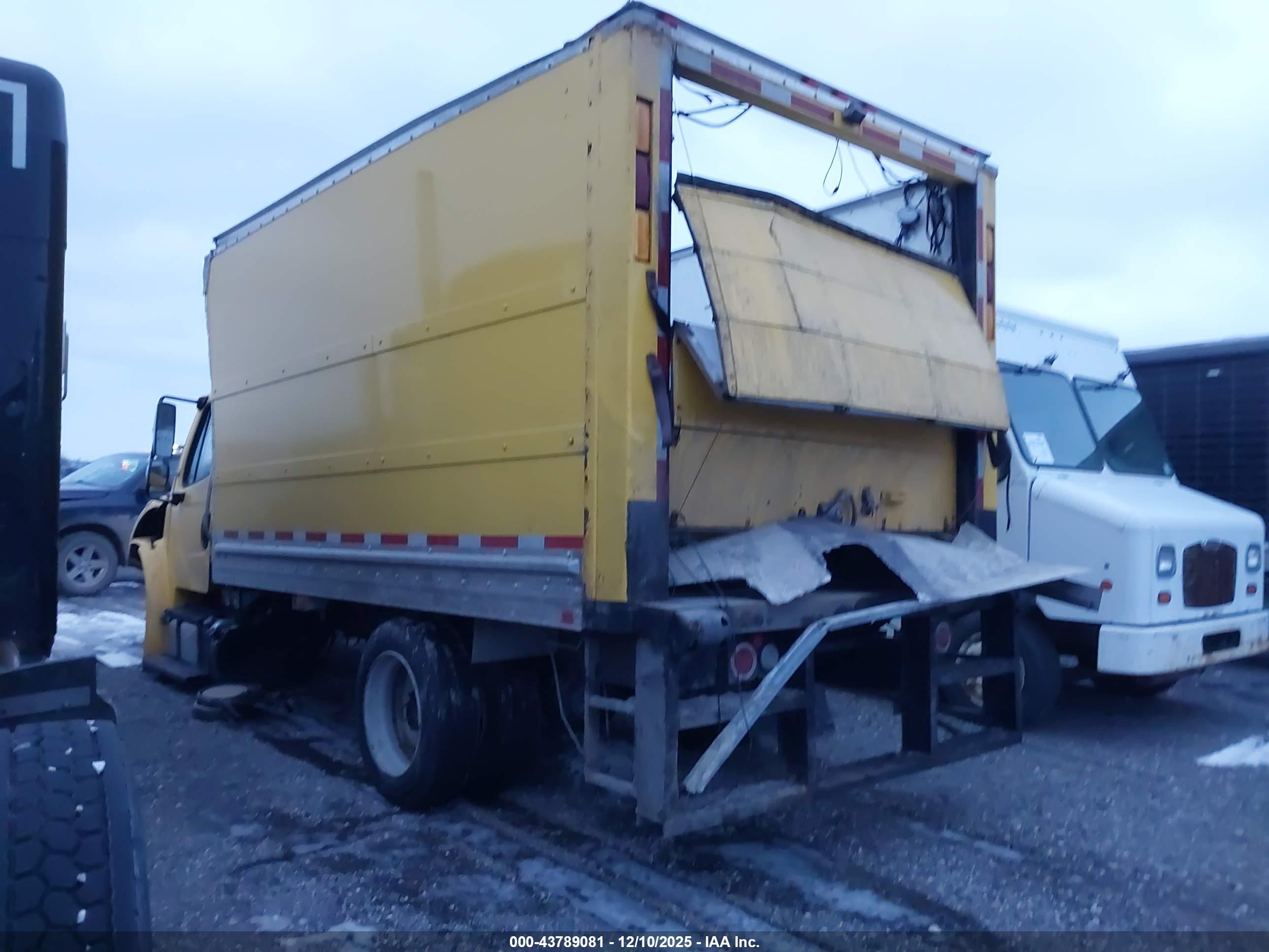 FREIGHTLINER M2 image 3