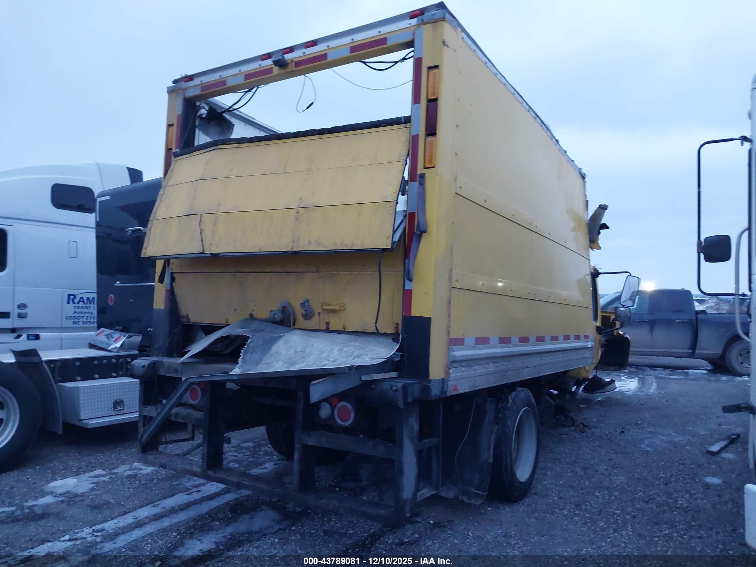 FREIGHTLINER M2 image 4