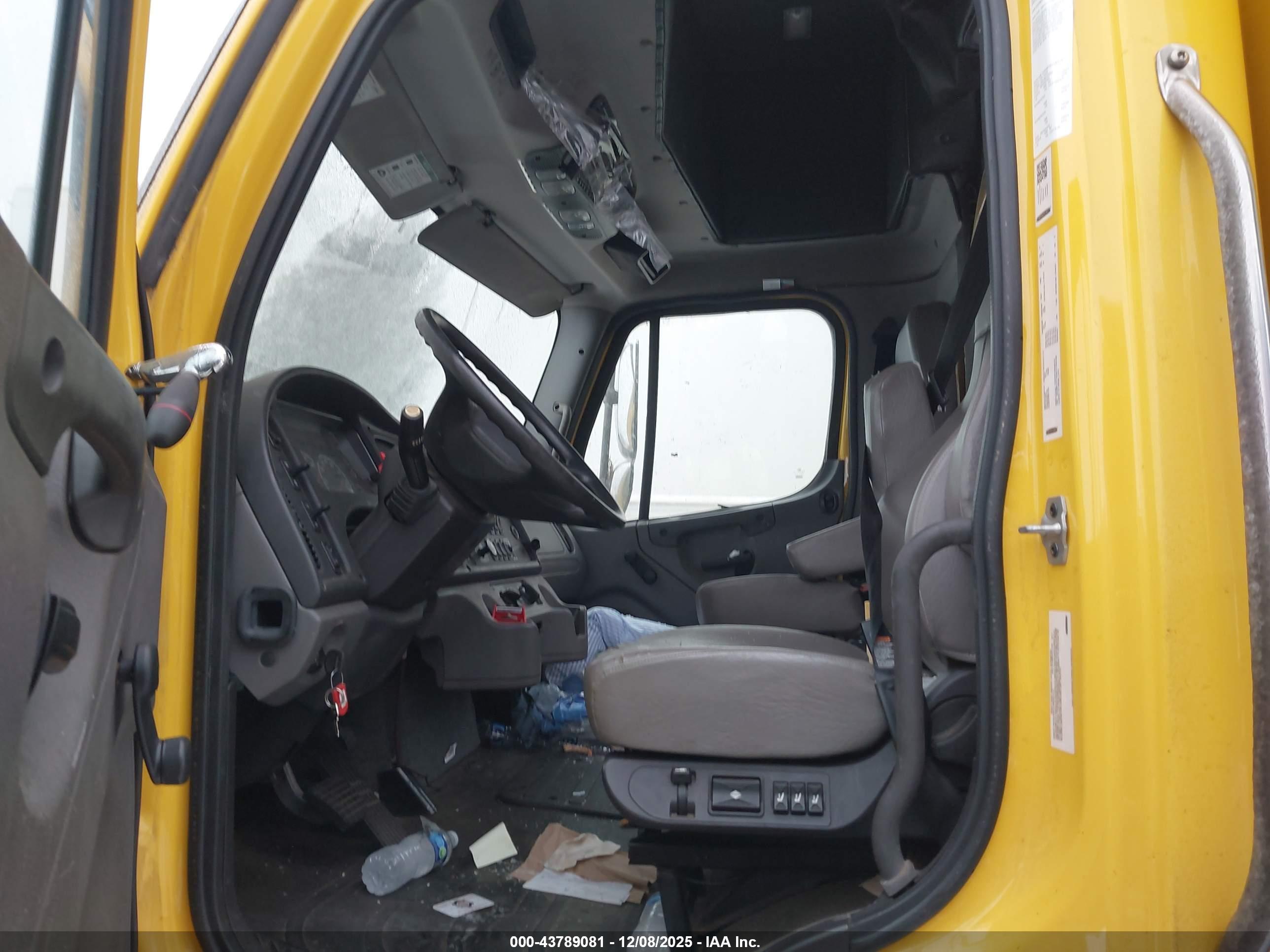 FREIGHTLINER M2 image 5
