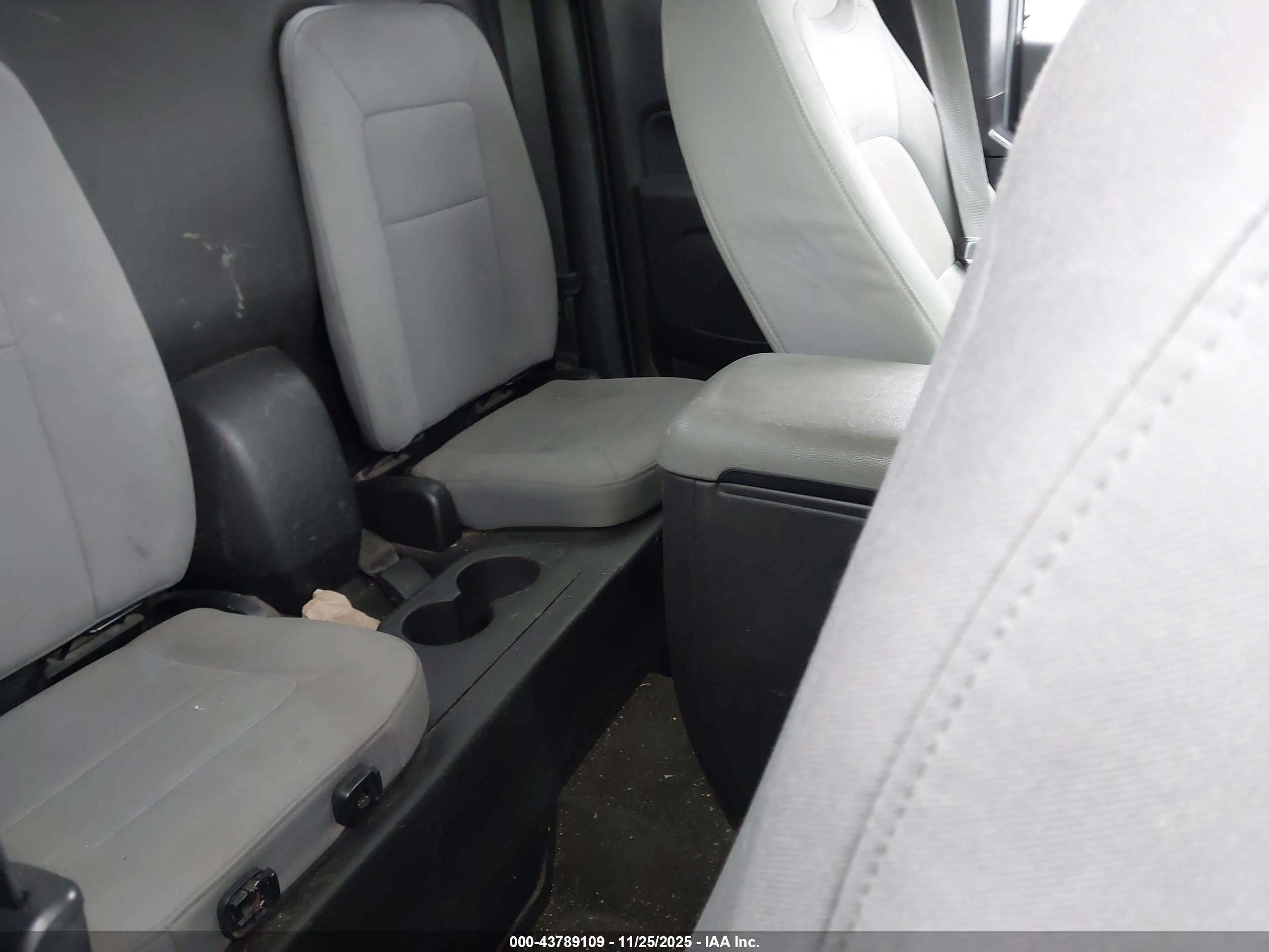 CHEVROLET COLORADO image 8