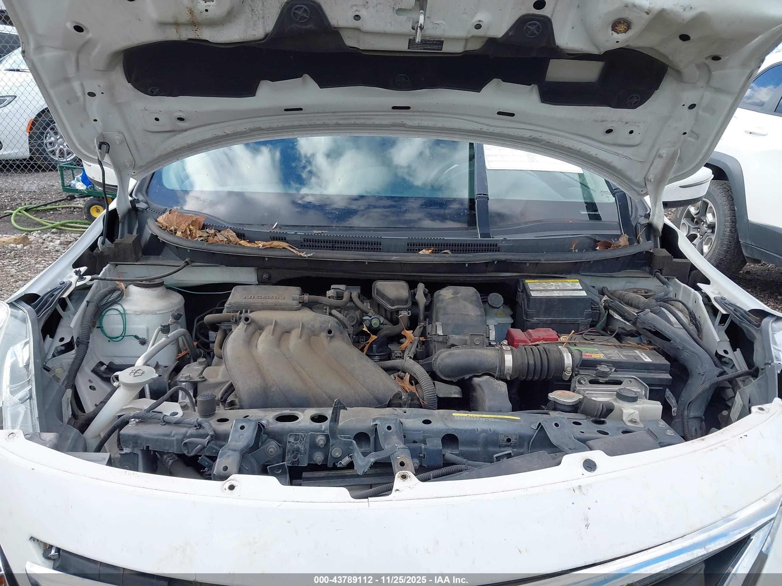 NISSAN VERSA image 10
