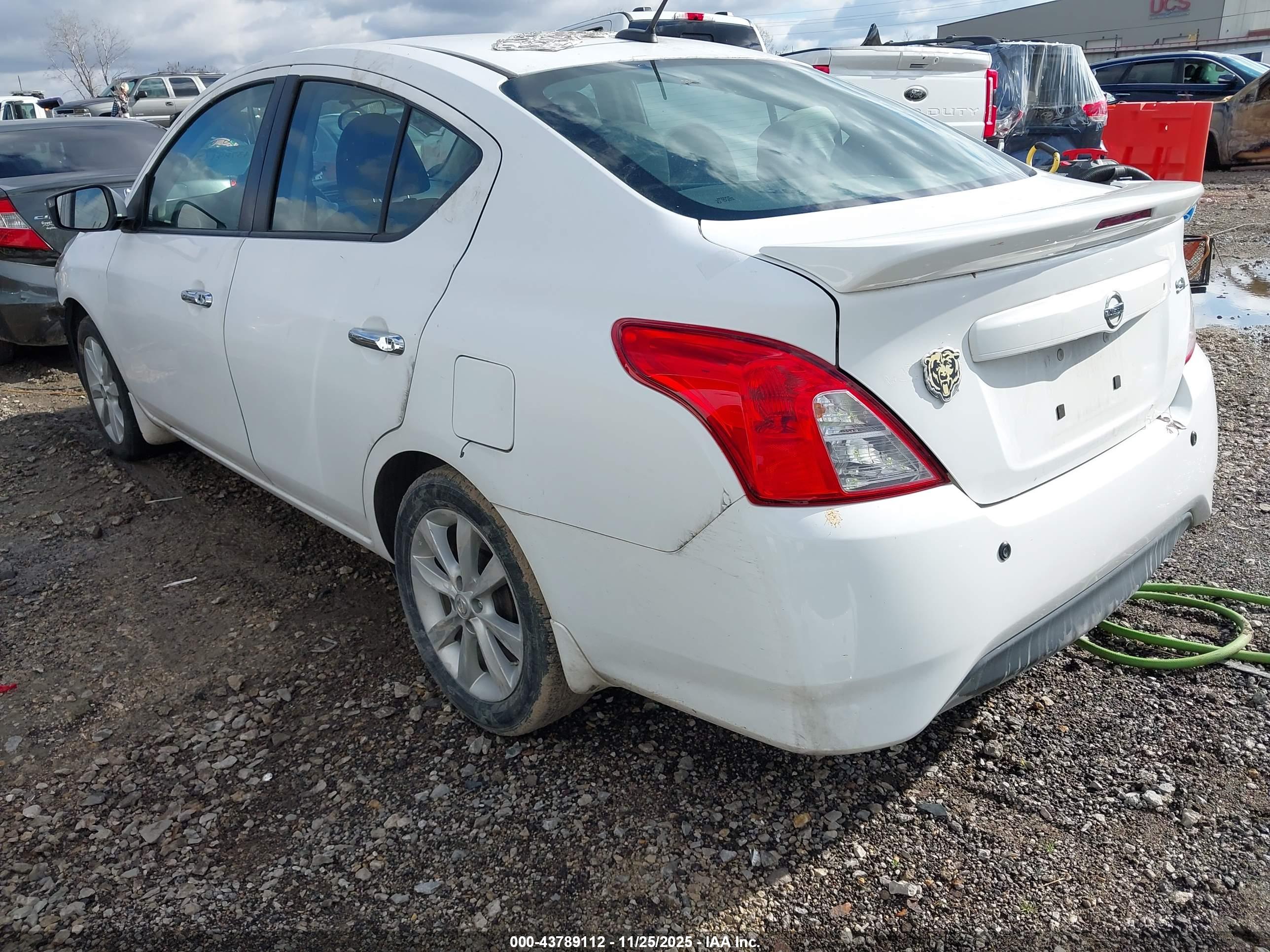 NISSAN VERSA image 3